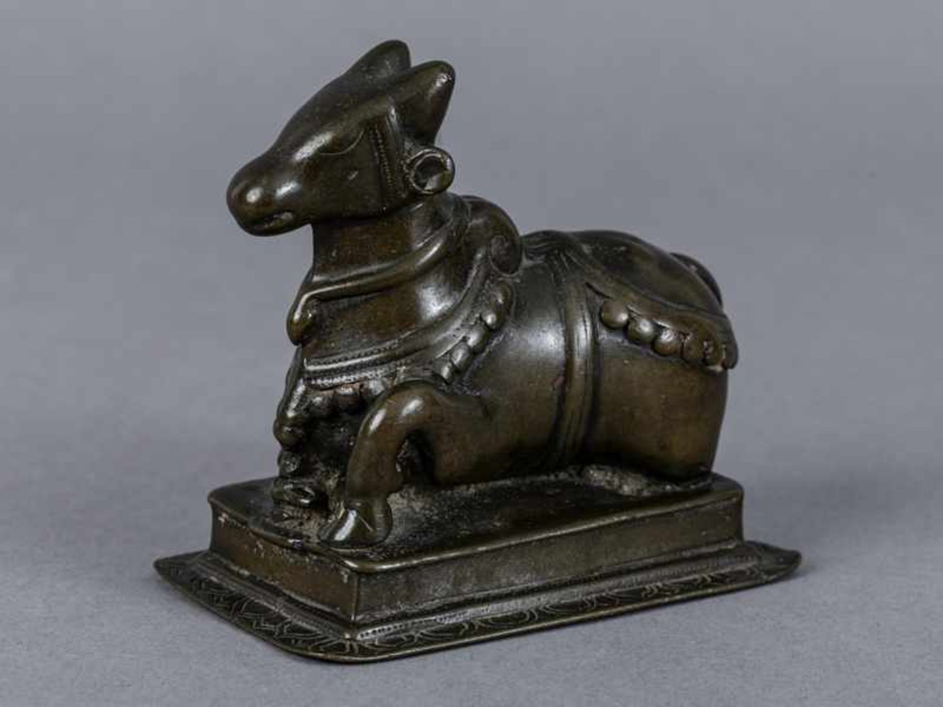 Nandi-Plastik, Indien, 18. Jh. Nandi-Plastik, Indien, 18. Jh. Bronze; auf Rechtecksockel mit