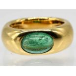 Bandring mit Smaragd-Cabochon, Goldschmiedearbeit, 21. Jh. Bandring mit Smaragd-Cabochon,