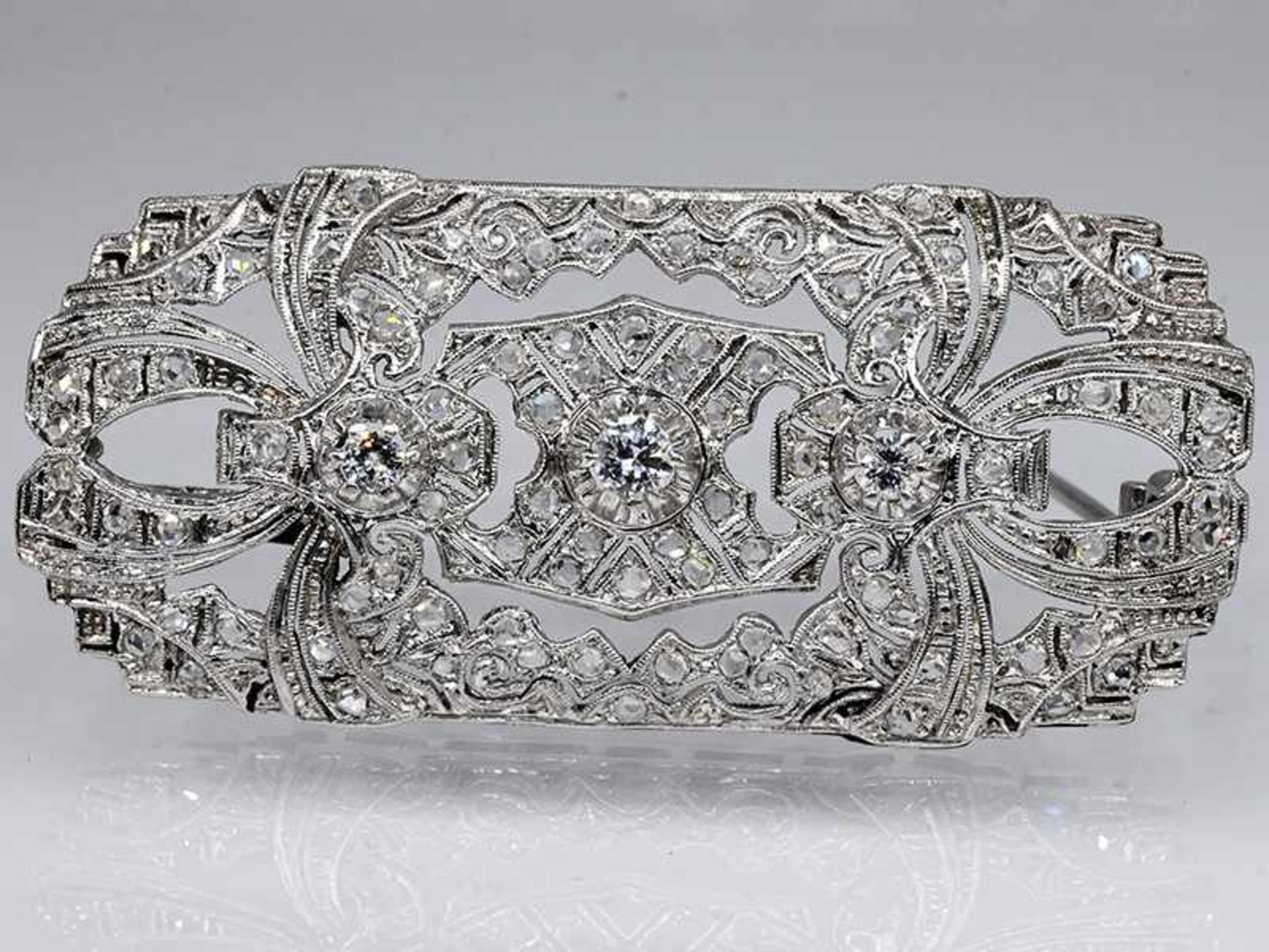 Brosche mit Altschliff-Diamanten und Diamantrosen, zusammen ca. 0,75 ct, Art Deco. Brosche mit