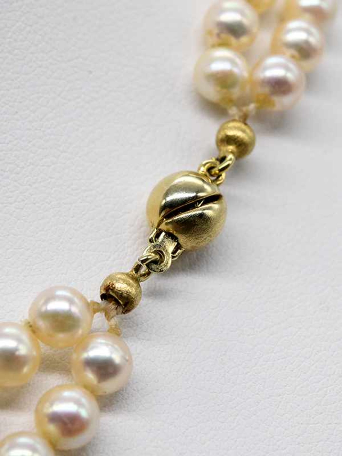 2-reihige Akoya-Perlenkette mit goldenem Kugelschloss, 20. Jh. 2-reihige Akoya-Perlenkette mit - Bild 2 aus 2