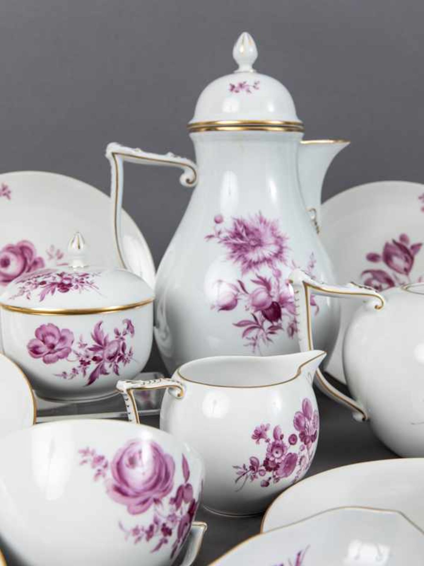 27-tlg. Kaffee-/Teeservice "Purpur Blumenbouquets" für 6 Pers., Meissen, 20. Jh. 27-tlg. Kaffee-/ - Bild 3 aus 9