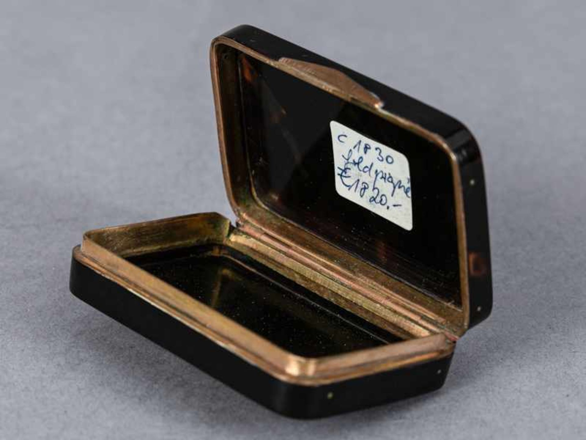 Deckeldose mit Gold-Piqué, um 1830. Deckeldose mit Gold-Piqué, um 1830. Schildpatt mit Roségold und - Image 2 of 6