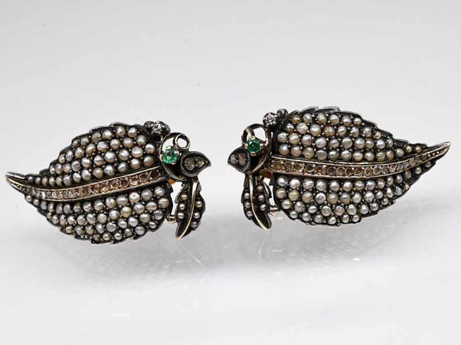 Paar antike Ohrgehänge mit Diamantrosen, Orientperlen und Smaragd, 19. Jh. Paar antike Ohrgehänge - Bild 2 aus 6