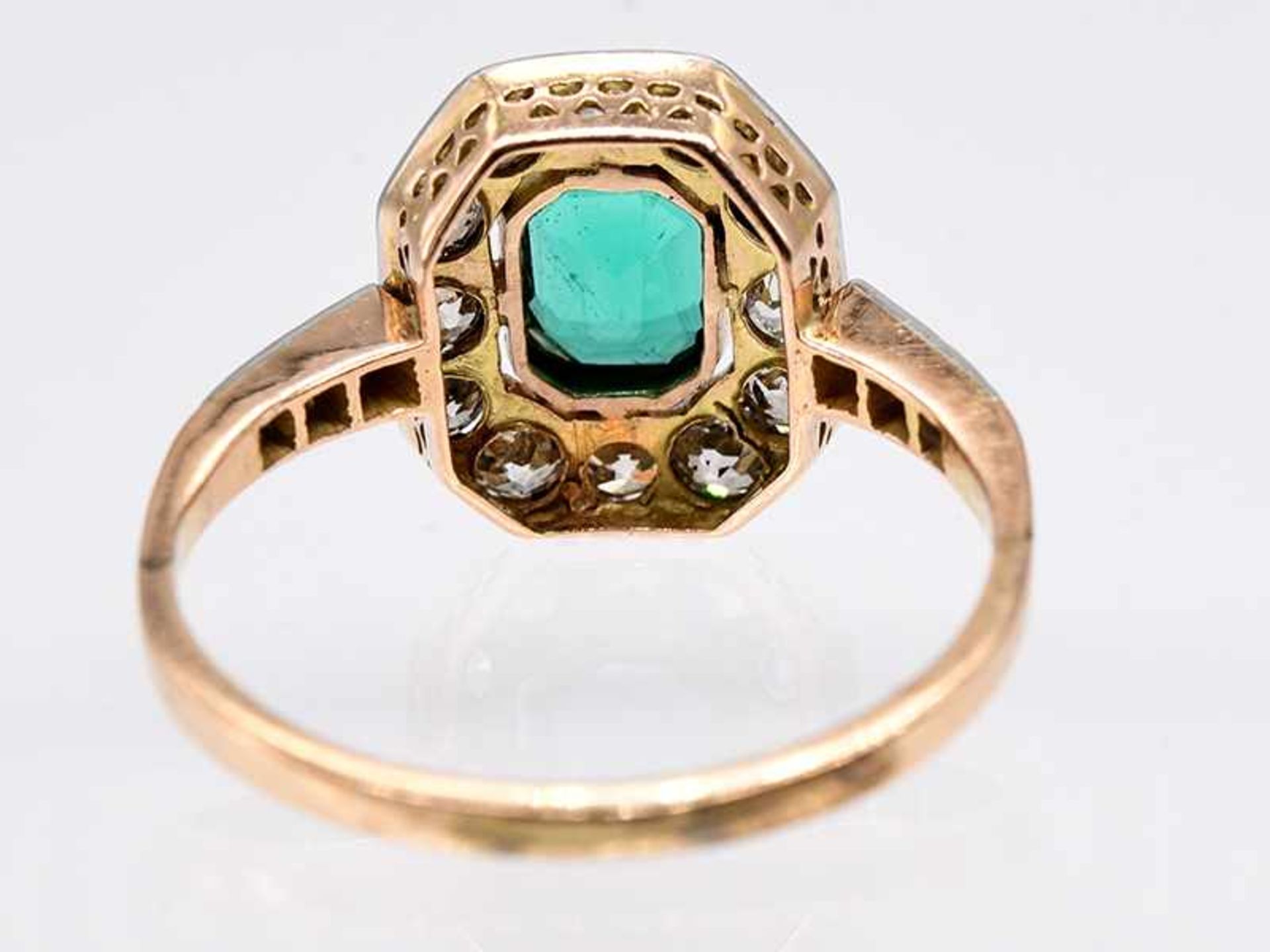 Antiker Ring mit Smaragd ca. 0,8 ct und 12 Altschliff-Diamanten, zusammen ca. 0,9 ct, Art Deco. - Bild 5 aus 5