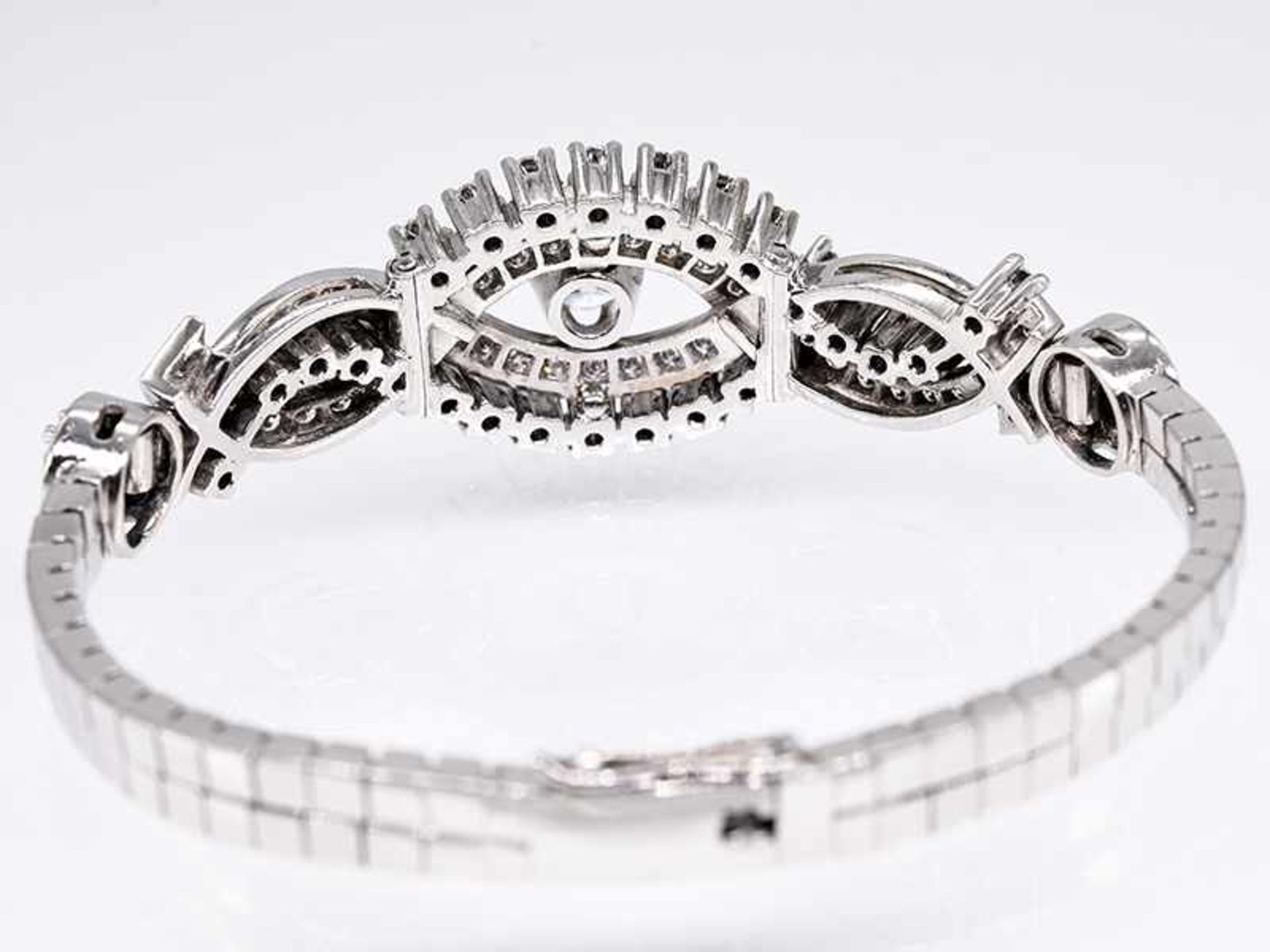 Armband mit reichhaltigem Brillantenbesatz, zusammen ca. 2,25 ct (mittlerer hochfeiner Diamant ca. - Bild 5 aus 5