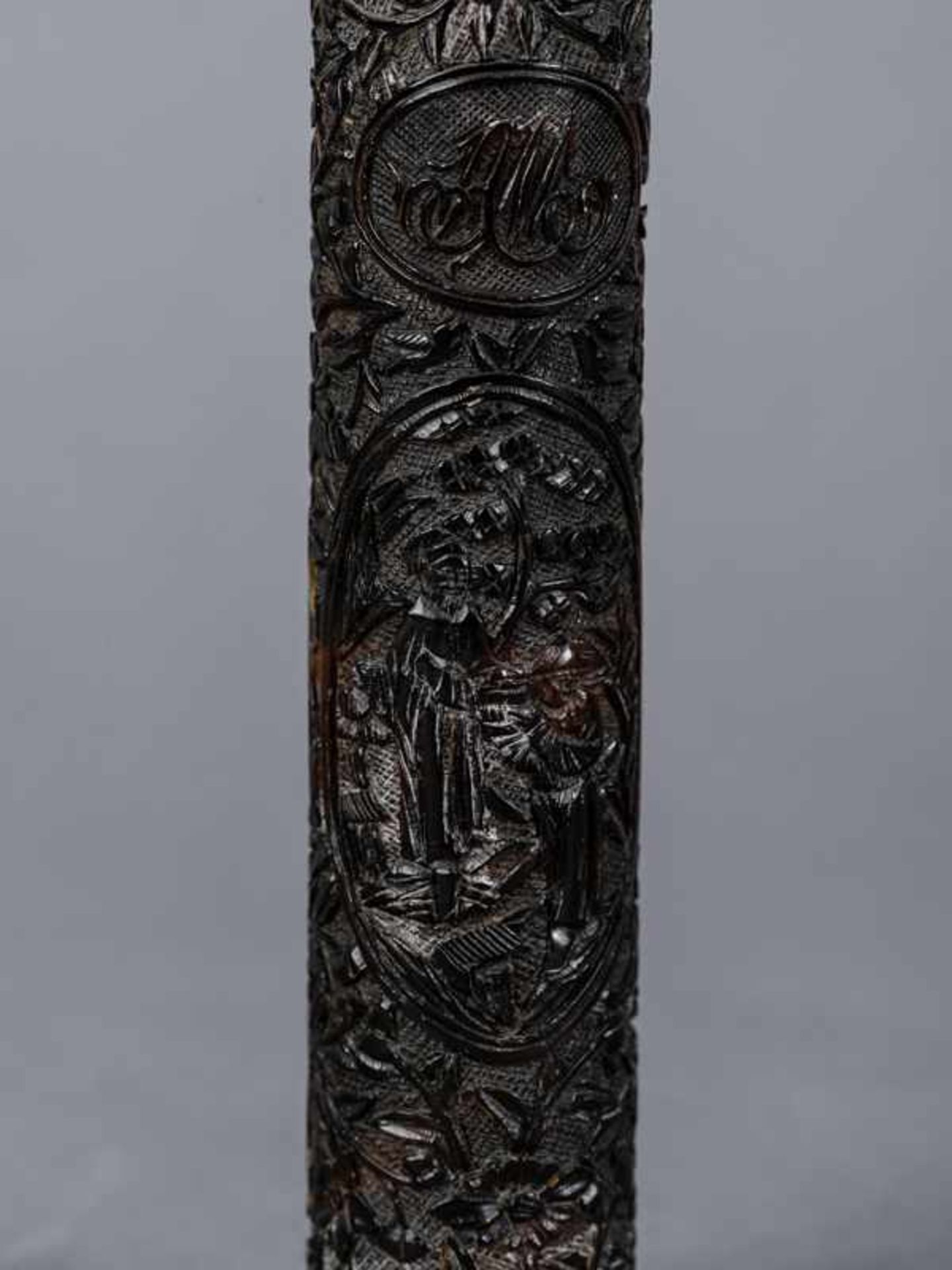 Nadel-Etui mit Reliefschnitzerei, 19. Jh. Nadel-Etui mit Reliefschnitzerei, 19. Jh. Schildpatt mit - Bild 5 aus 8