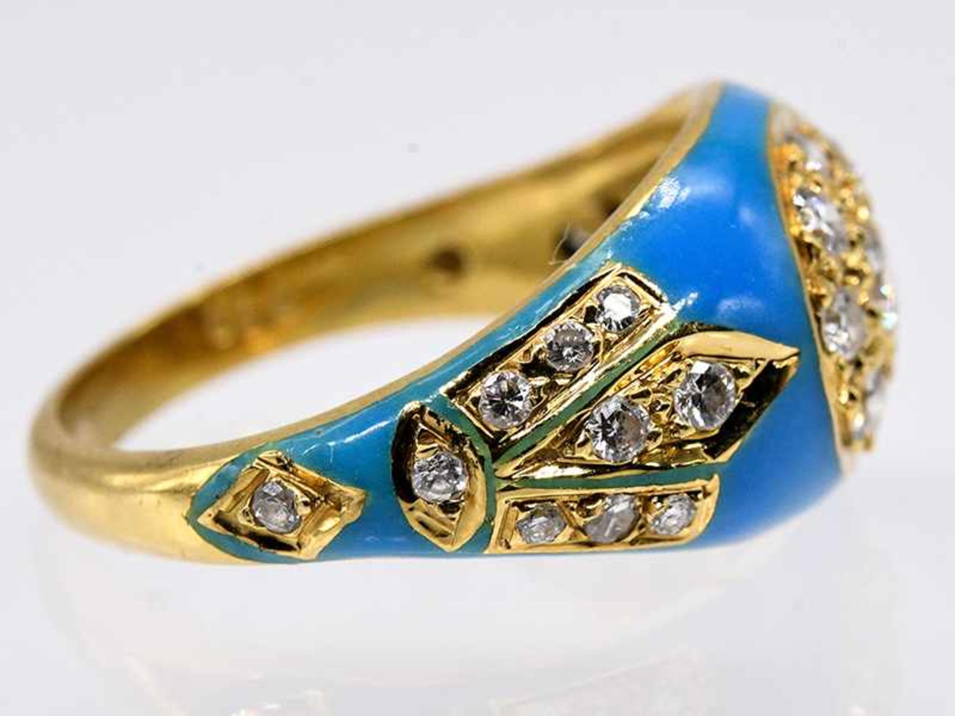 Ring mit türkisfarbener Emaille und 29 kleinen Brillanten, zusammen ca. 0,55 ct, 20. Jh. Ring mit - Bild 3 aus 5