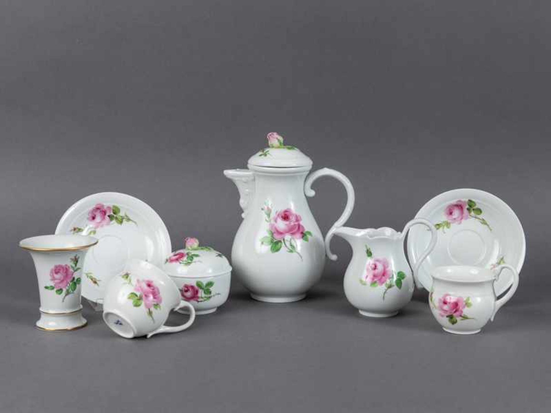 7-tlg. Kaffee-Set für 2 Personen + kl. Vase "Rote Rose", Meissen, meist 2. Hälfte 19. Jh. 7-tlg.