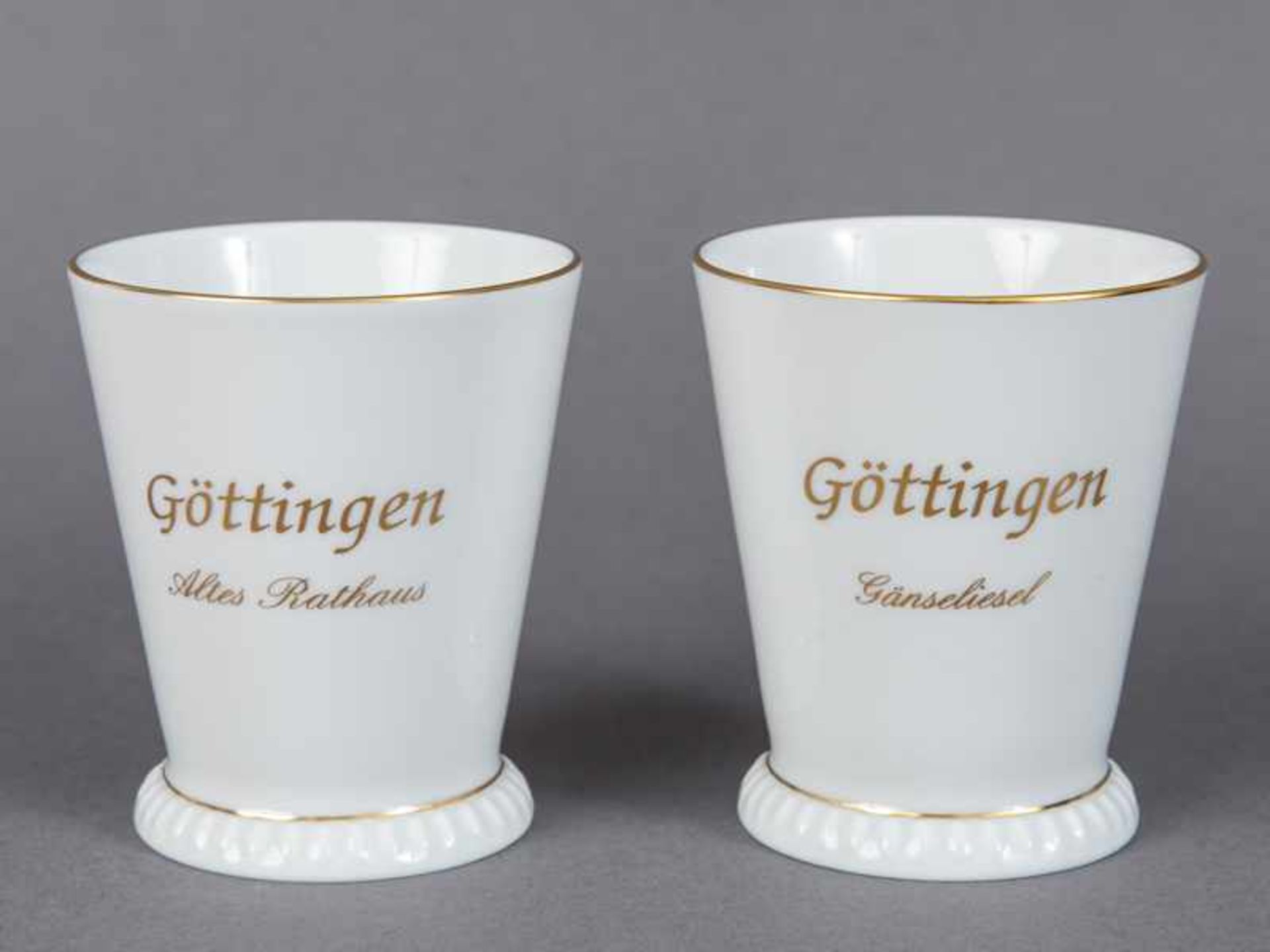 Paar Becher mit Göttinger Medaillonmotiven, Meissen, Ende 20. Jh. Paar Becher mit Göttinger - Image 2 of 3