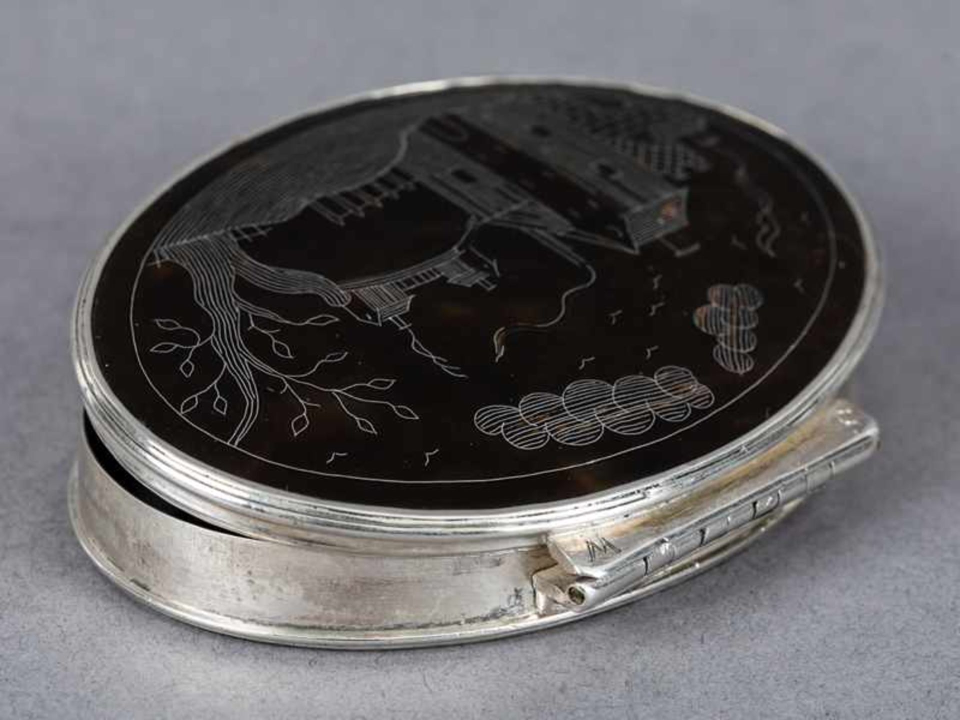 Flache Deckeldose mit filigranen Silber-Einlagen, England, um 1760. Flache Deckeldose mit - Bild 5 aus 6