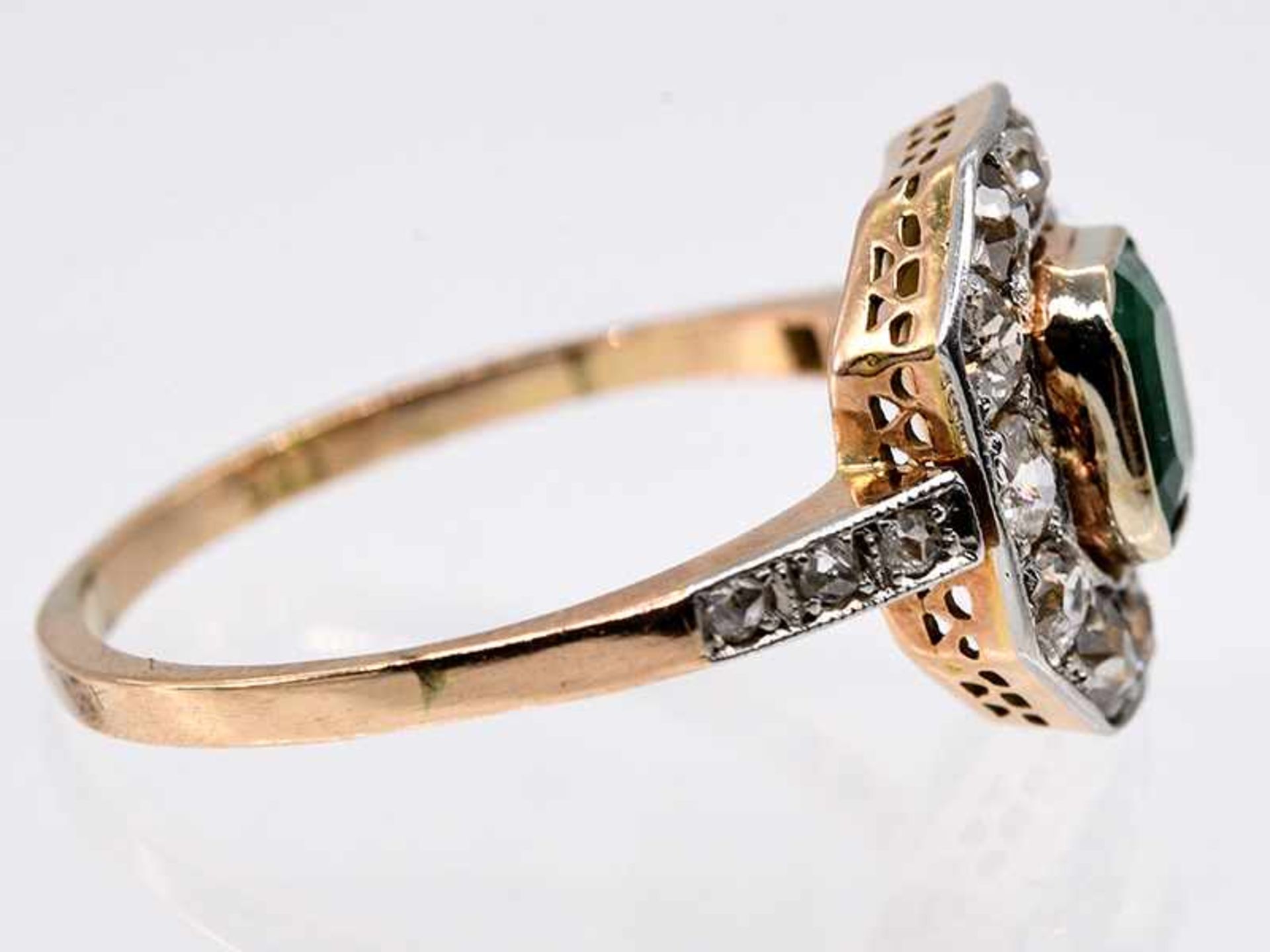 Antiker Ring mit Smaragd ca. 0,8 ct und 12 Altschliff-Diamanten, zusammen ca. 0,9 ct, Art Deco. - Bild 4 aus 5