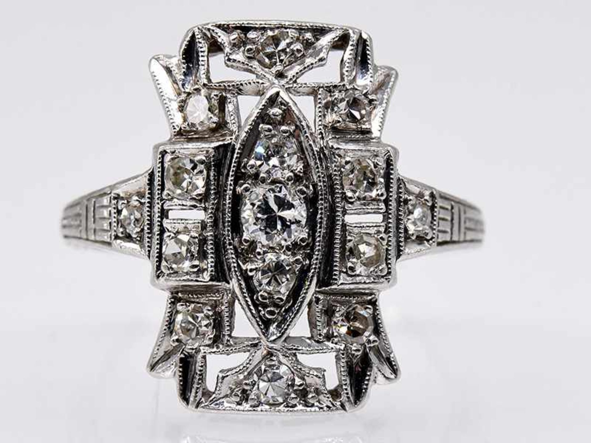 Ring mit 15 Altschliff-Diamanten, zusammen ca. 0,2 ct, Art Deco. Ring mit 15 Altschliff-Diamanten,