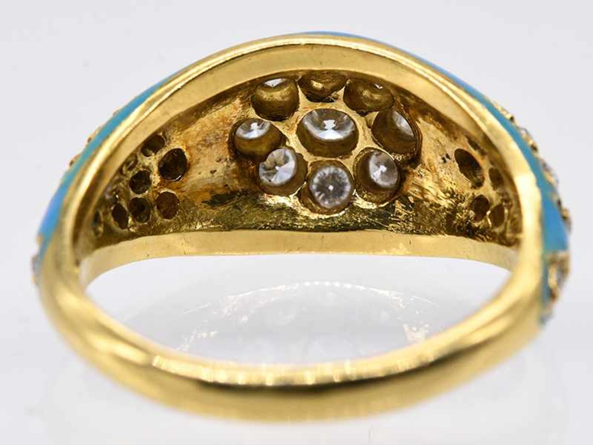 Ring mit türkisfarbener Emaille und 29 kleinen Brillanten, zusammen ca. 0,55 ct, 20. Jh. Ring mit - Bild 5 aus 5