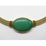 Collier mit Jade-Cabochon, Goldschmiedearbeit, 80-er Jahre. Collier mit Jade-Cabochon,