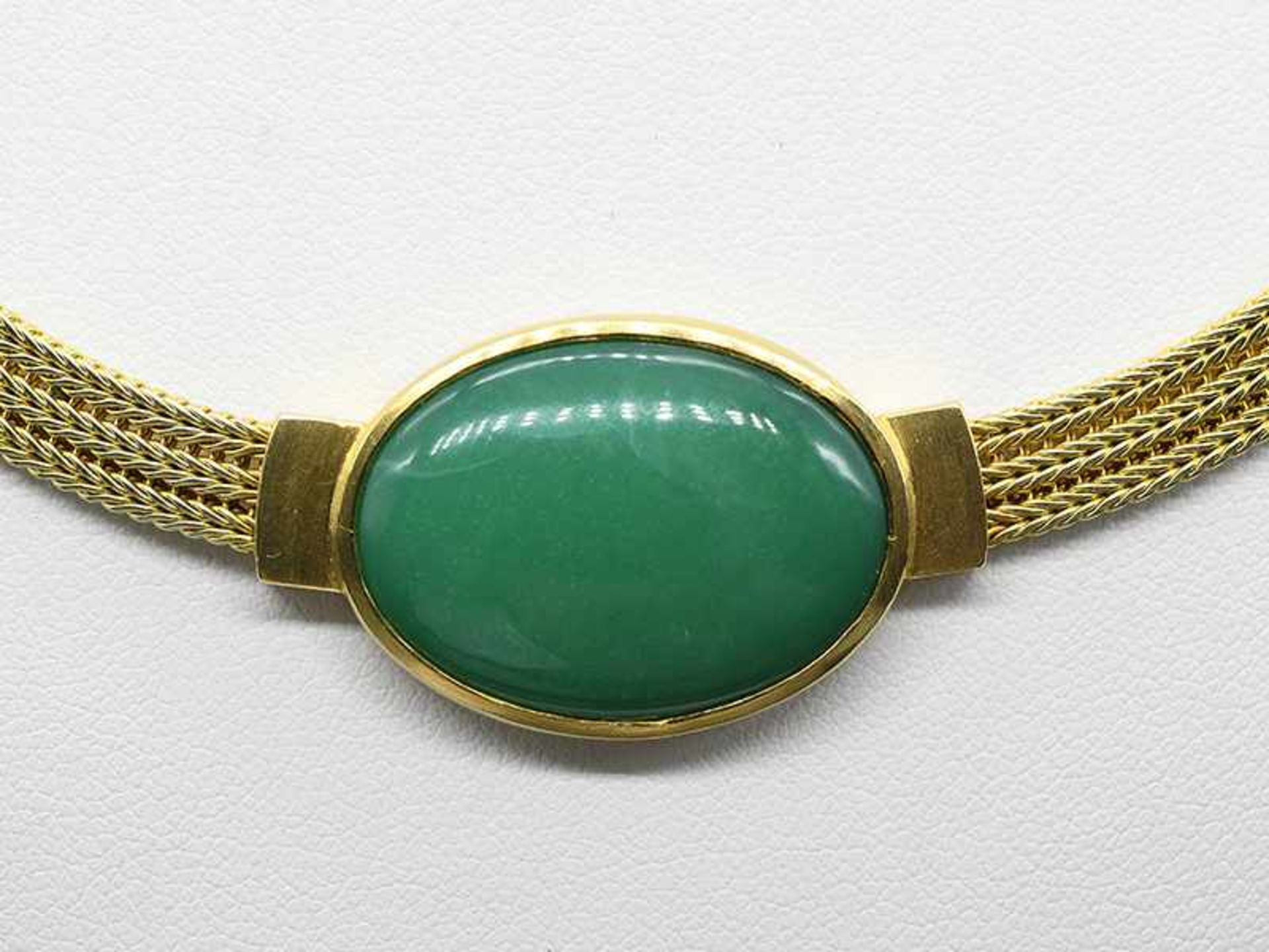 Collier mit Jade-Cabochon, Goldschmiedearbeit, 80-er Jahre. Collier mit Jade-Cabochon,