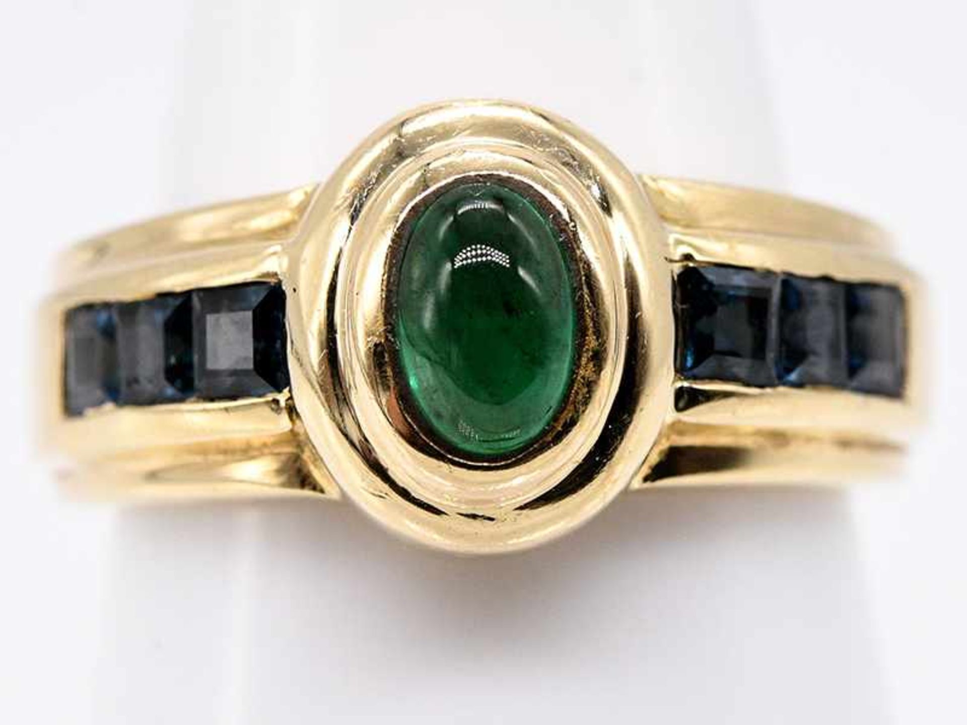 Ring mit Smaragd-Cabochon und 6 Saphire-Carrees, 90-er Jahre. Ring mit Smaragd-Cabochon und 6 - Bild 2 aus 3