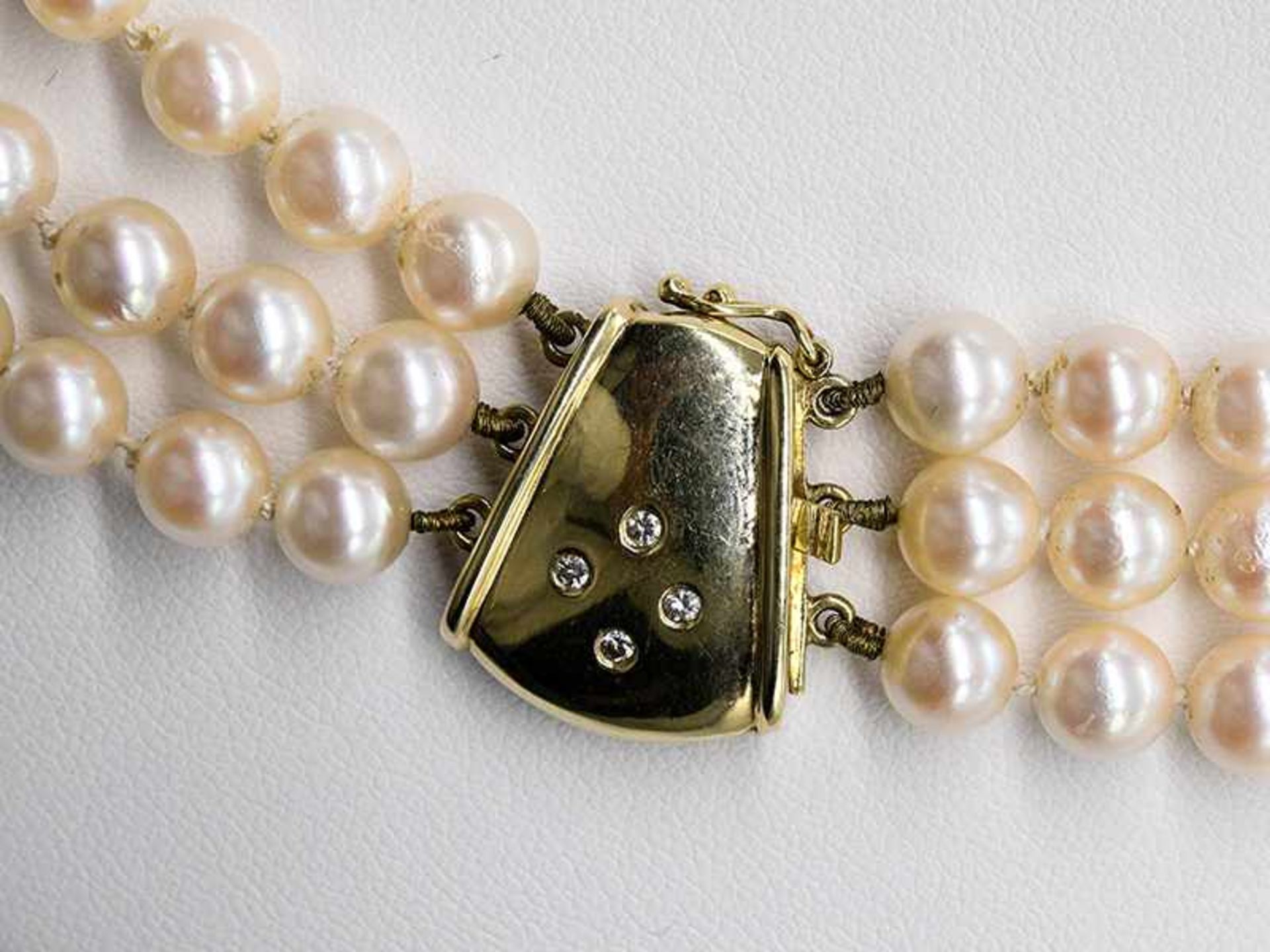 3-reihige Akoya-Perlenkette mit goldener Schließe mit 4 Brillanten, zusammen ca. 0,08 ct, 90-er Jah