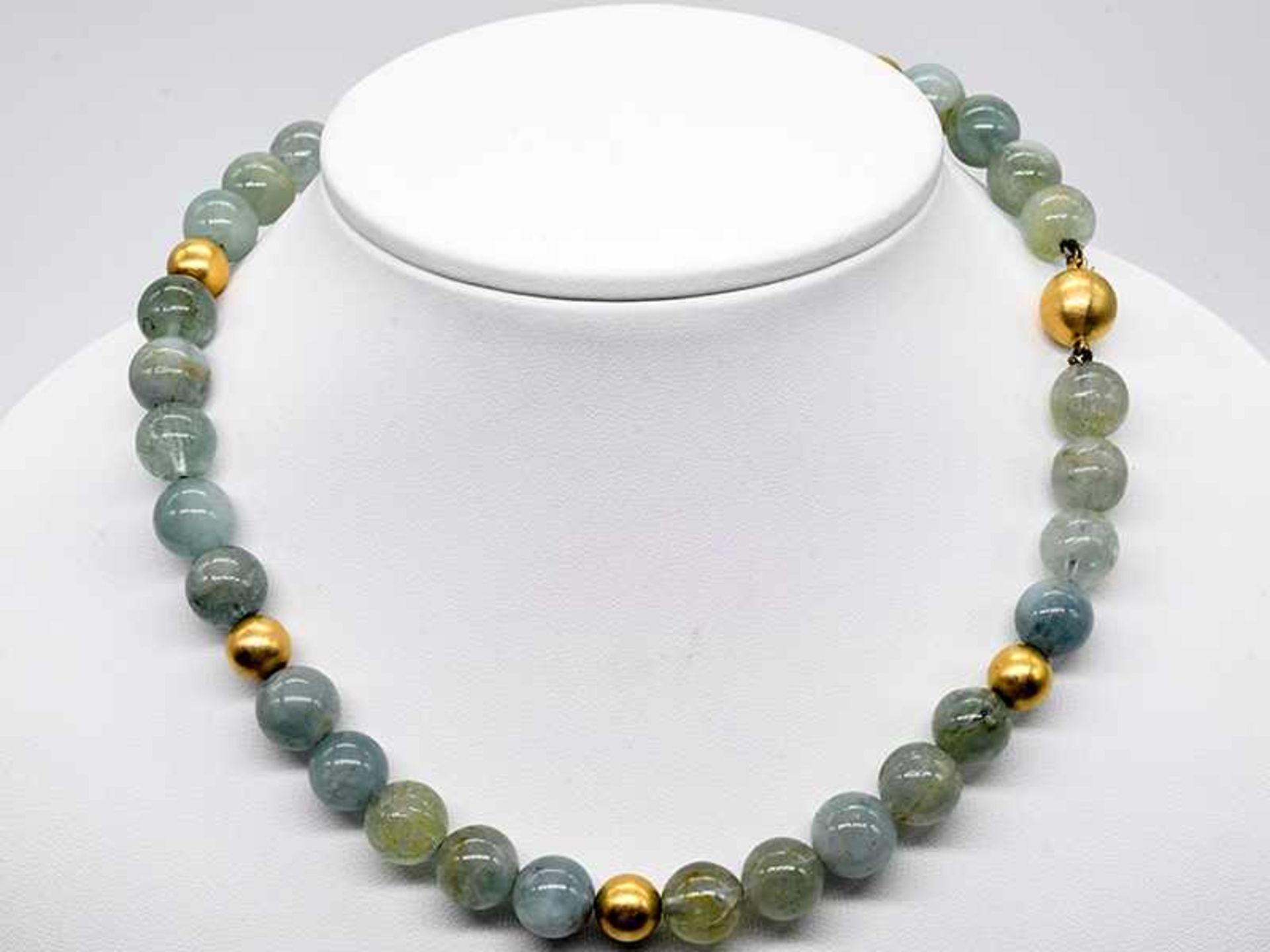 Collier aus Aquamarin- und Gold-Kugeln, 21. Jh. Collier aus Aquamarin- und Gold-Kugeln, 21. Jh. - Bild 2 aus 2