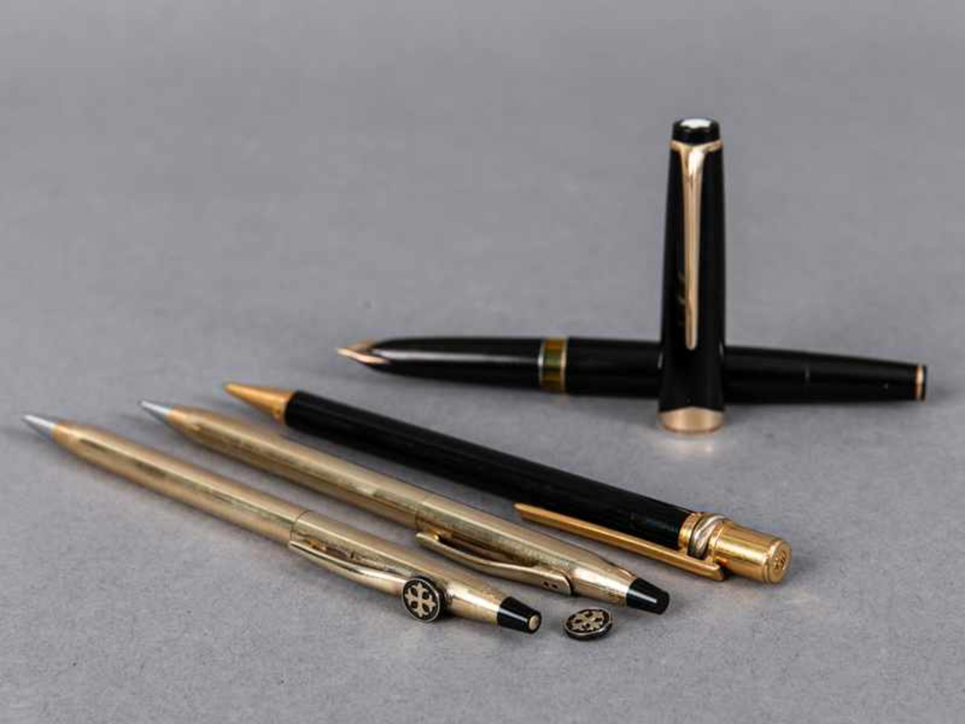 4 verschiedene Schreibgeräte "Montblanc", "Cross" (2x), "Cartier", 20. Jh. 4 verschiedene