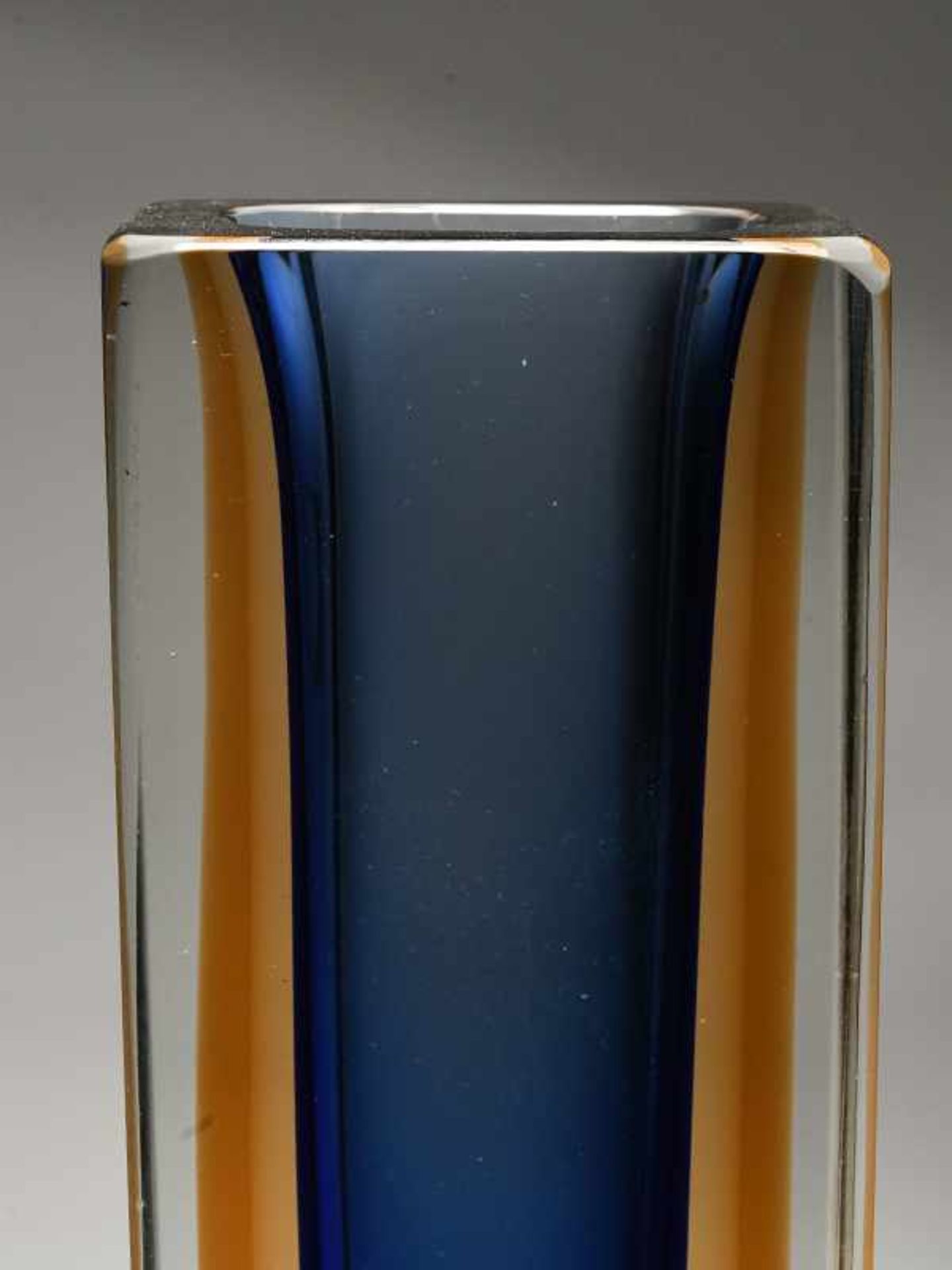 Blockvase in Sommerso-Technik, wohl Alessandro Mandruzzato, Murano/Italien, 1970er Jahre. Blockvase - Bild 2 aus 2