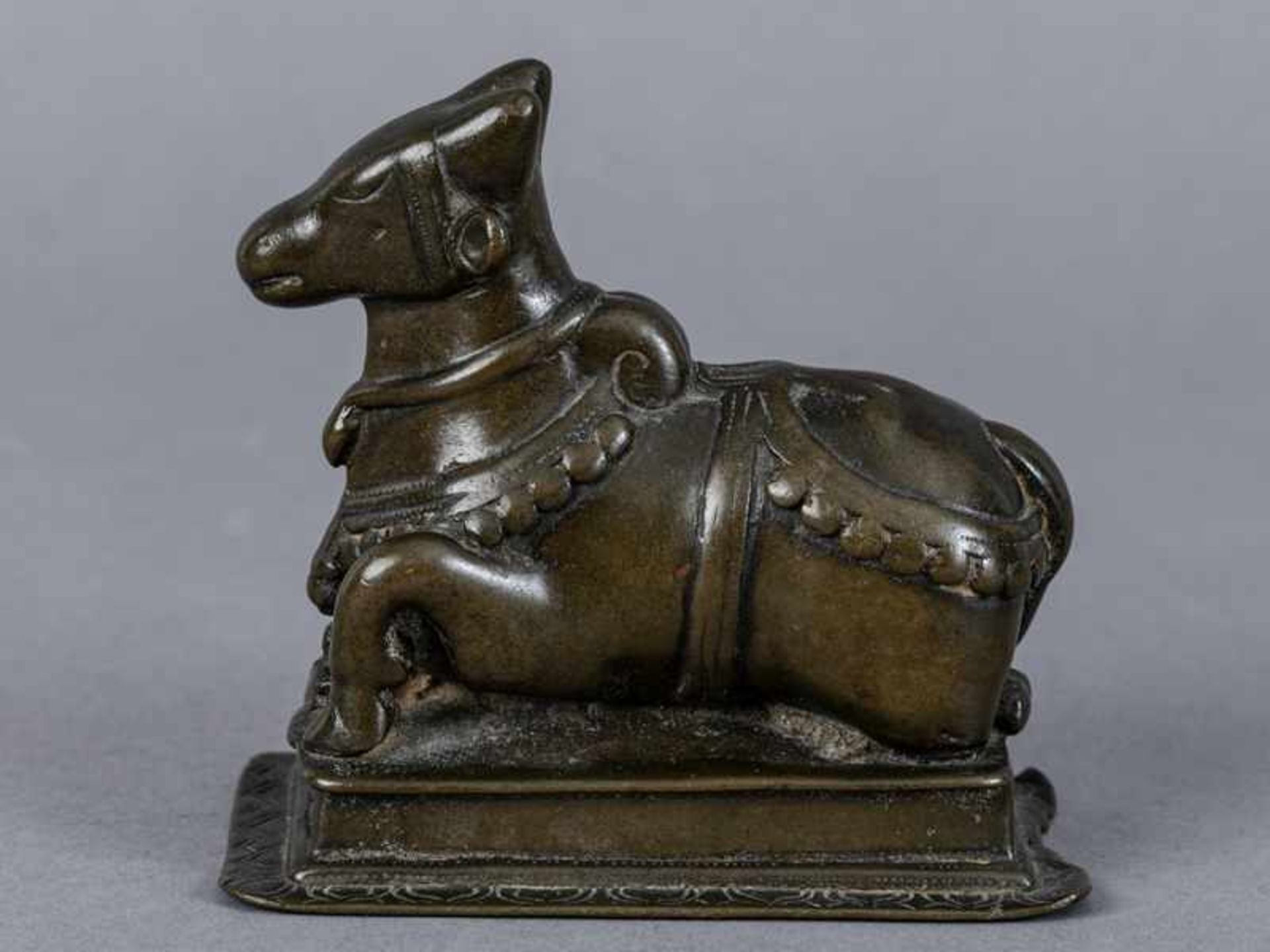 Nandi-Plastik, Indien, 18. Jh. Nandi-Plastik, Indien, 18. Jh. Bronze; auf Rechtecksockel mit - Bild 6 aus 7