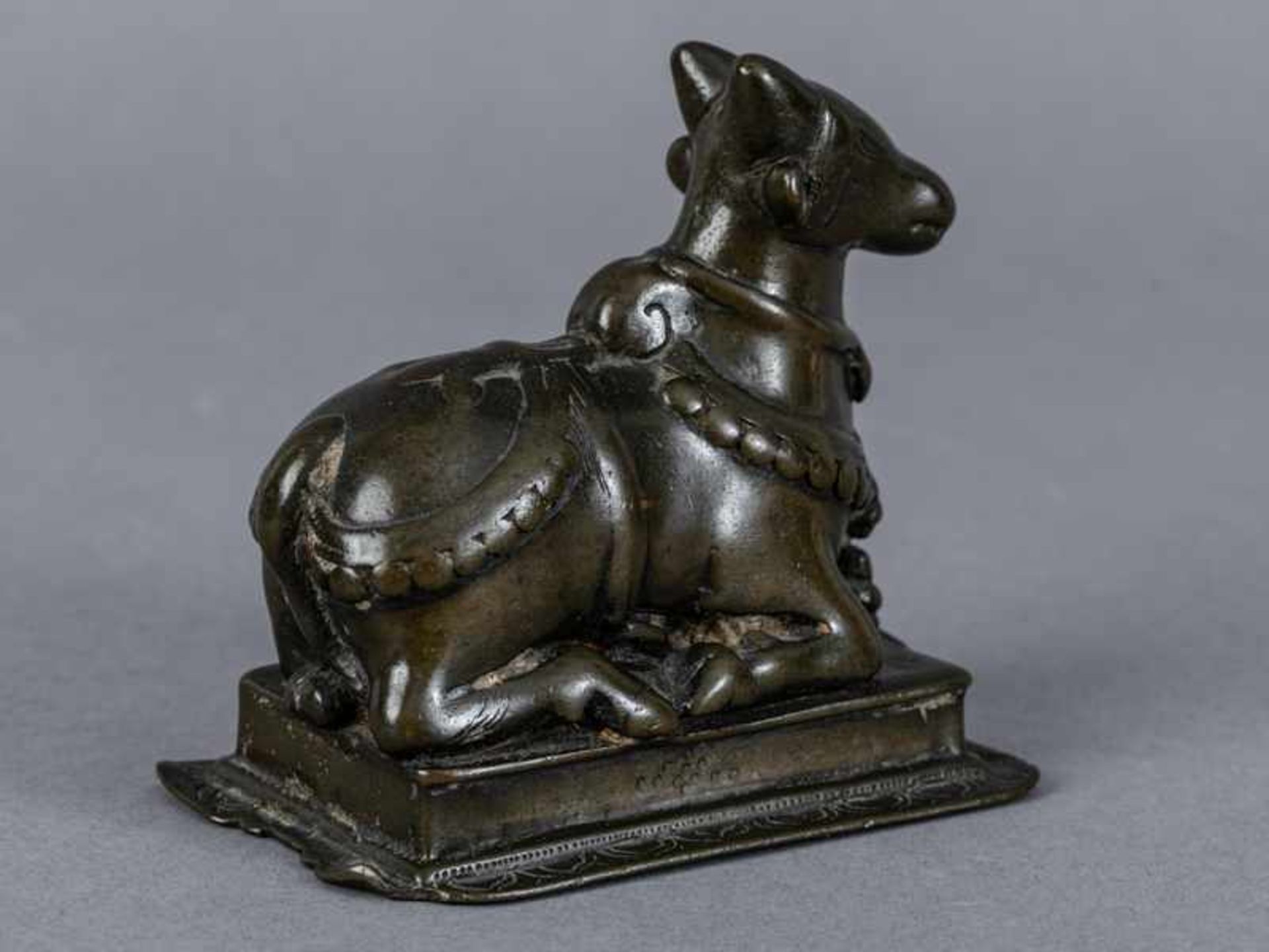 Nandi-Plastik, Indien, 18. Jh. Nandi-Plastik, Indien, 18. Jh. Bronze; auf Rechtecksockel mit - Bild 7 aus 7