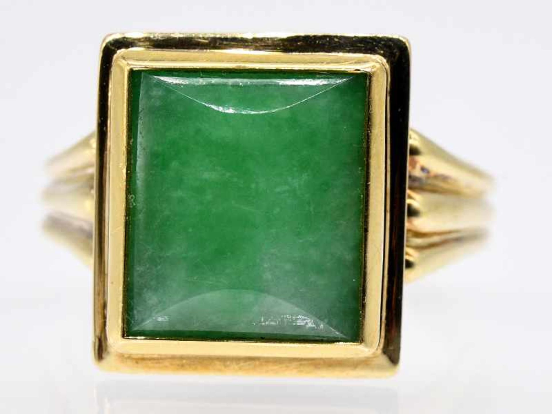 Ring mit Jade-Cabochon, Goldschmiedearbeit, 60-er Jahre. Ring mit Jade-Cabochon,