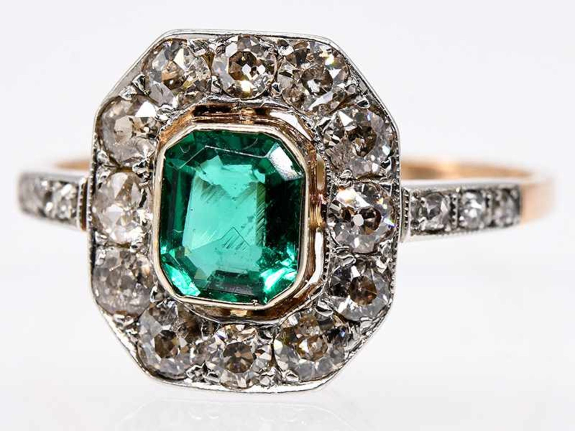 Antiker Ring mit Smaragd ca. 0,8 ct und 12 Altschliff-Diamanten, zusammen ca. 0,9 ct, Art Deco. - Bild 2 aus 5