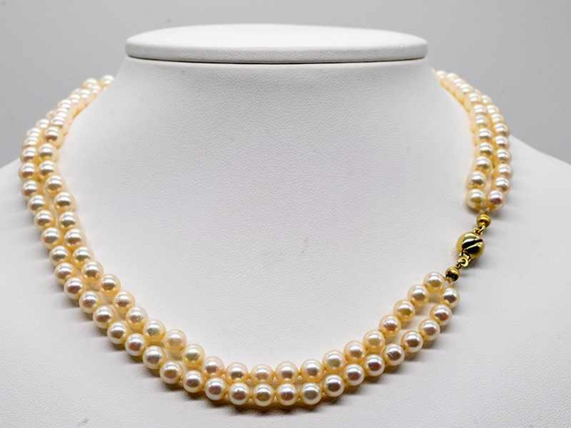 2-reihige Akoya-Perlenkette mit goldenem Kugelschloss, 20. Jh. 2-reihige Akoya-Perlenkette mit