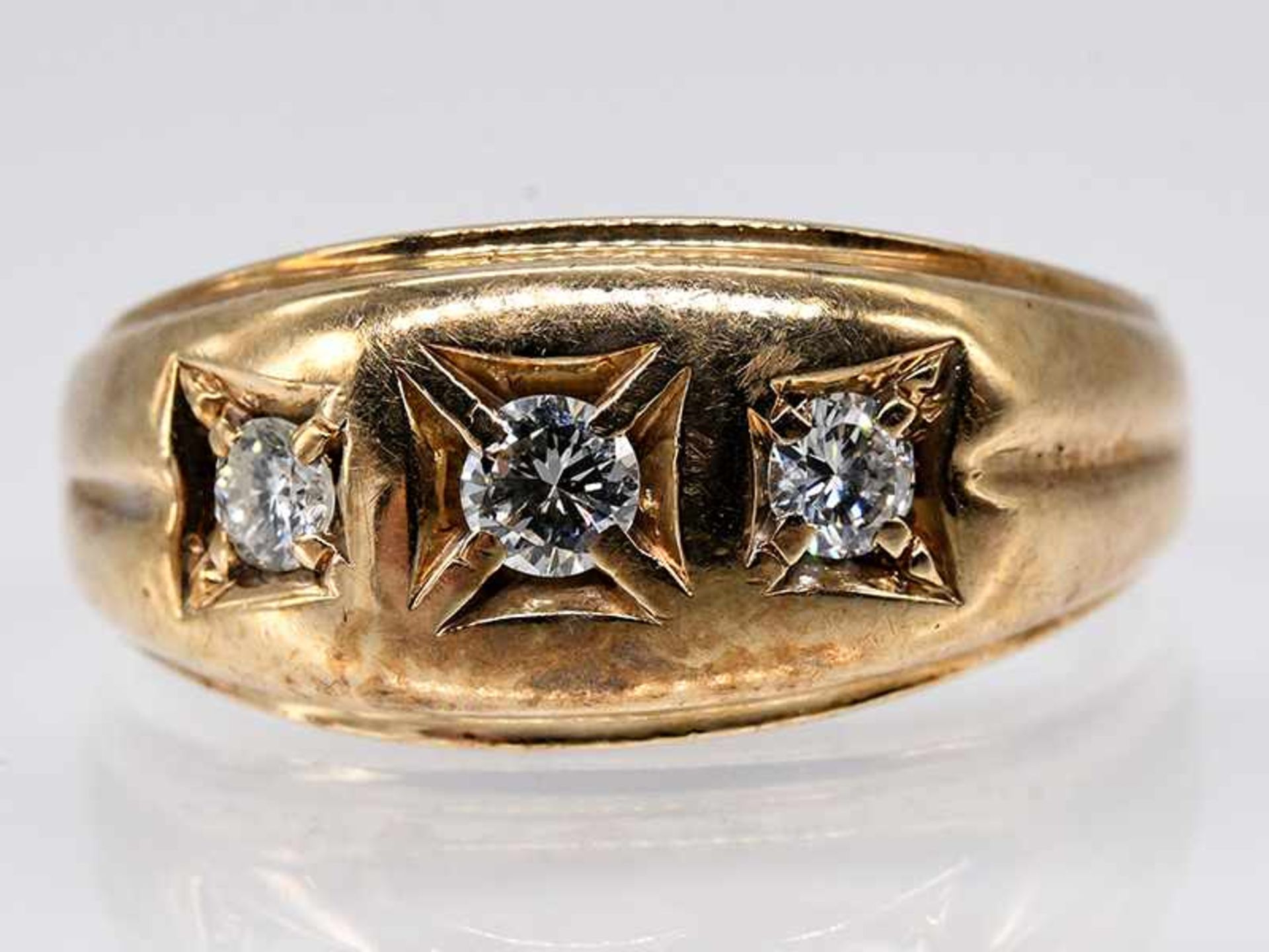 Bandring mit drei Brillanten, zusammen ca. 0,4 ct, 70- Jahre. Bandring mit drei Brillanten,