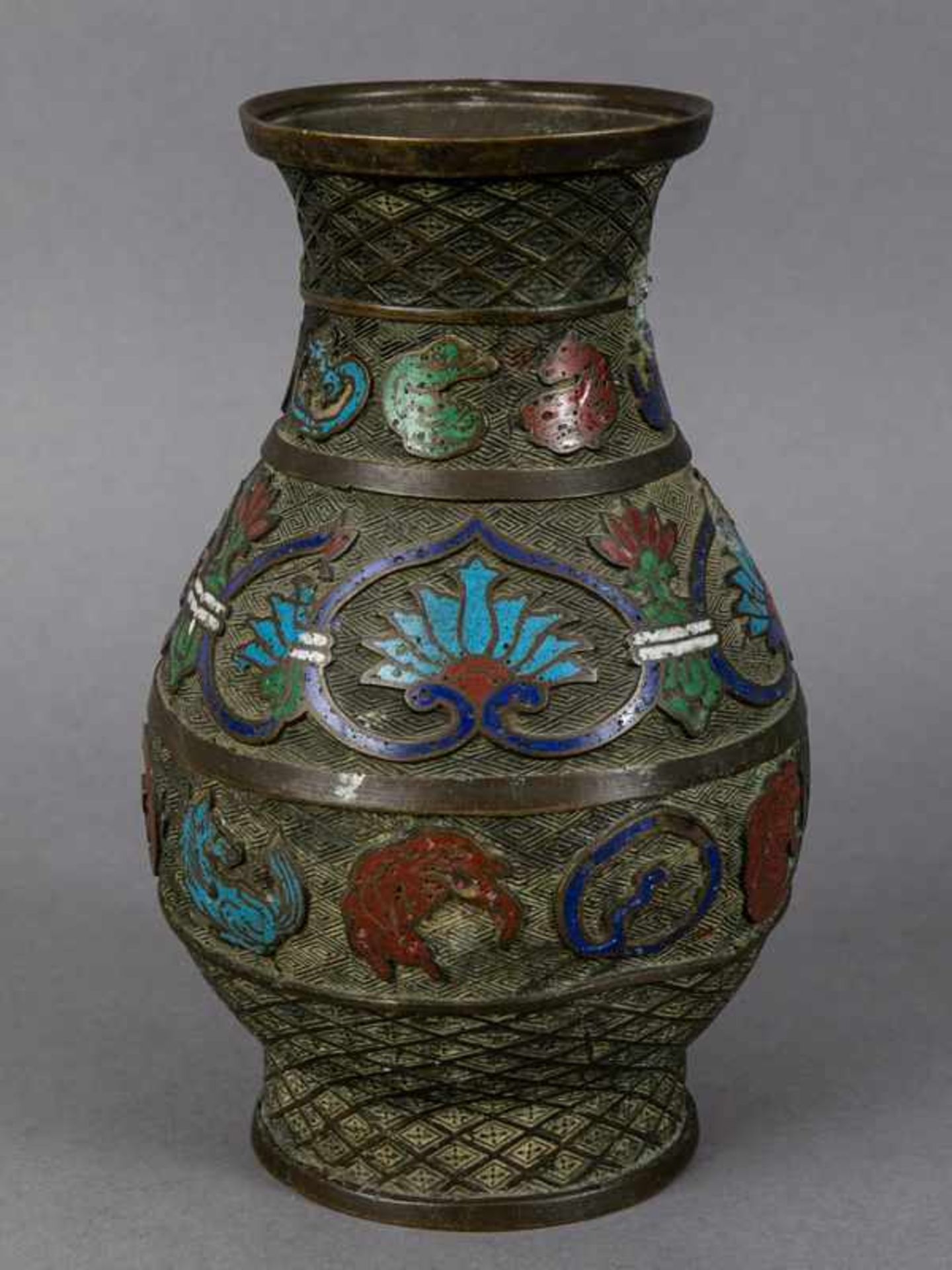 Vase mit Emaille-Cloisonné-Dekor, China, wohl 19. Jh. Vase mit Emaille-Cloisonné-Dekor, China, wohl