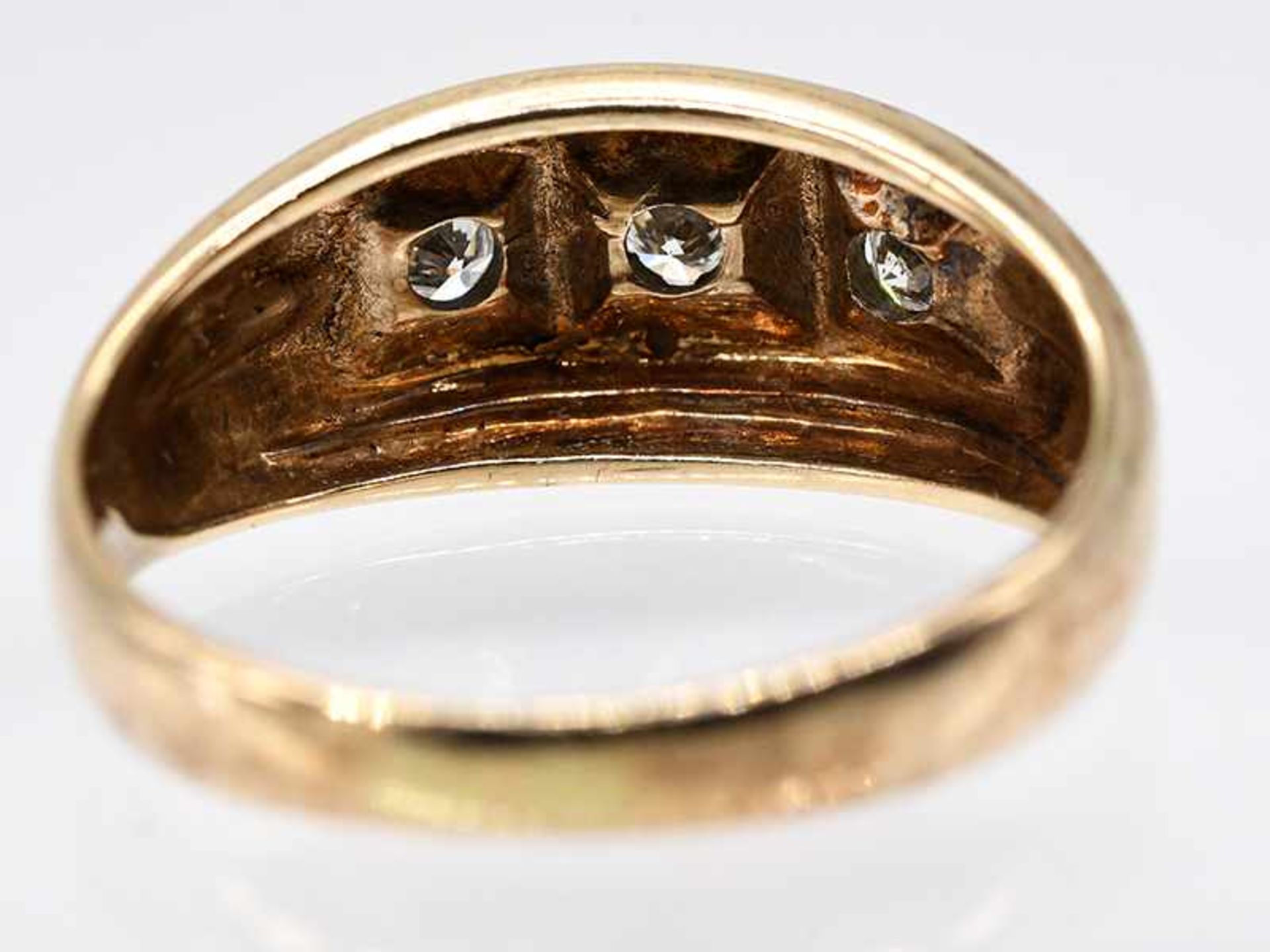 Bandring mit drei Brillanten, zusammen ca. 0,4 ct, 70- Jahre. Bandring mit drei Brillanten, - Bild 3 aus 3