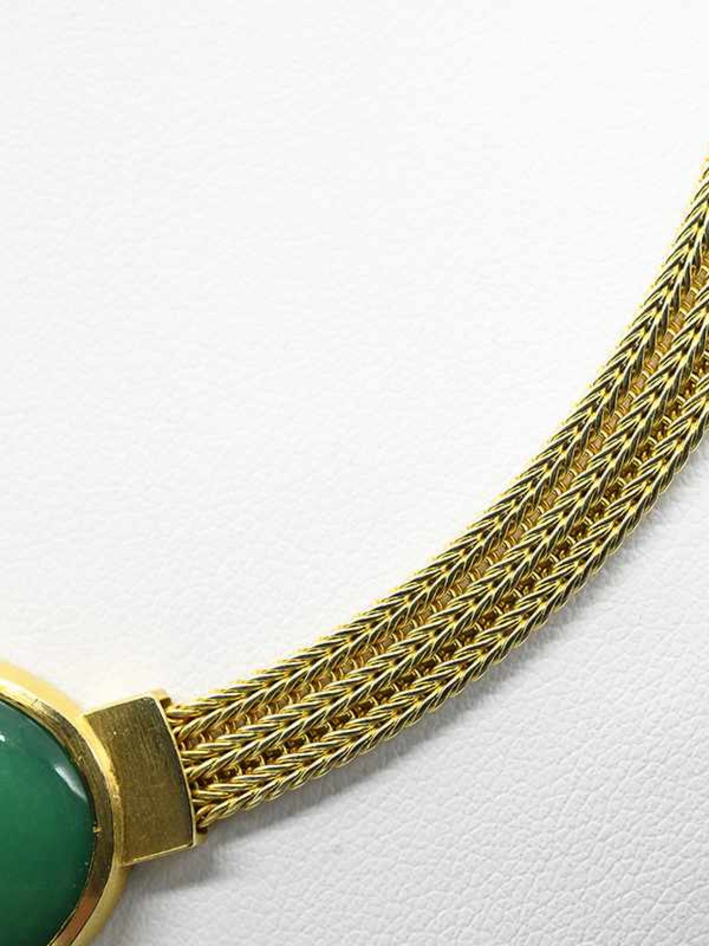 Collier mit Jade-Cabochon, Goldschmiedearbeit, 80-er Jahre. Collier mit Jade-Cabochon, - Bild 3 aus 5