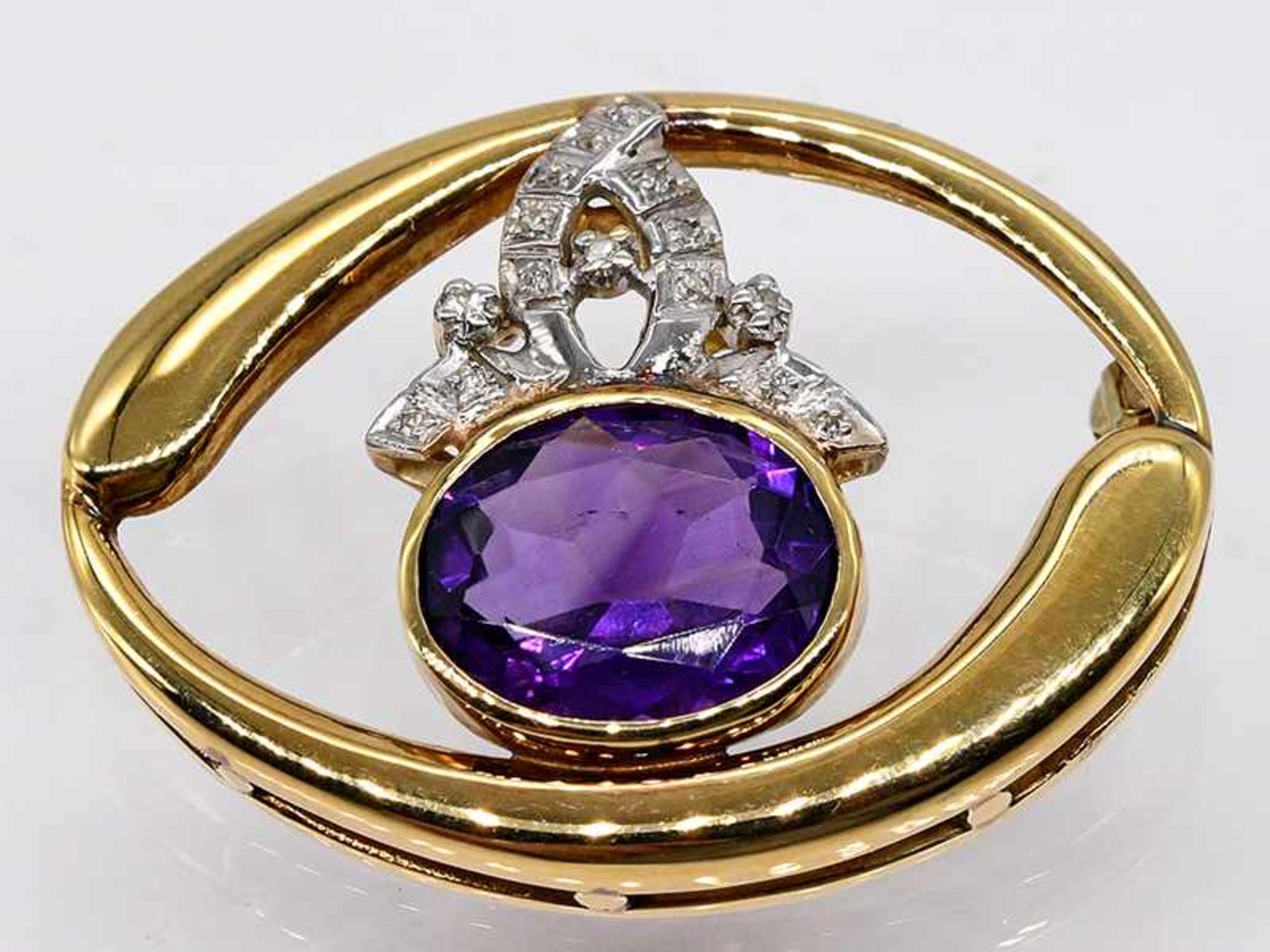 Brosche mit Amethyst ca. 5 ct und 15 Achtkant-Diamanten, zusammen ca. 0,08 ct, 80-er Jahre. Brosche