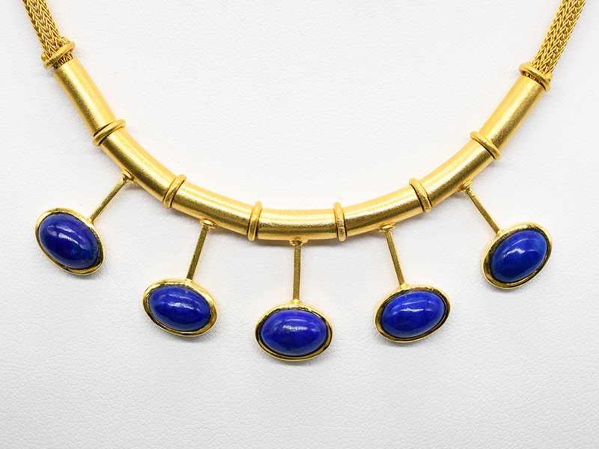 Collier mit 5 Lapislazuli-Cabochons, Goldschmiedearbeit, 90-er Jahre. Collier mit 5 Lapislazuli-