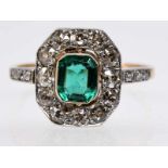 Antiker Ring mit Smaragd ca. 0,8 ct und 12 Altschliff-Diamanten, zusammen ca. 0,9 ct, Art Deco.