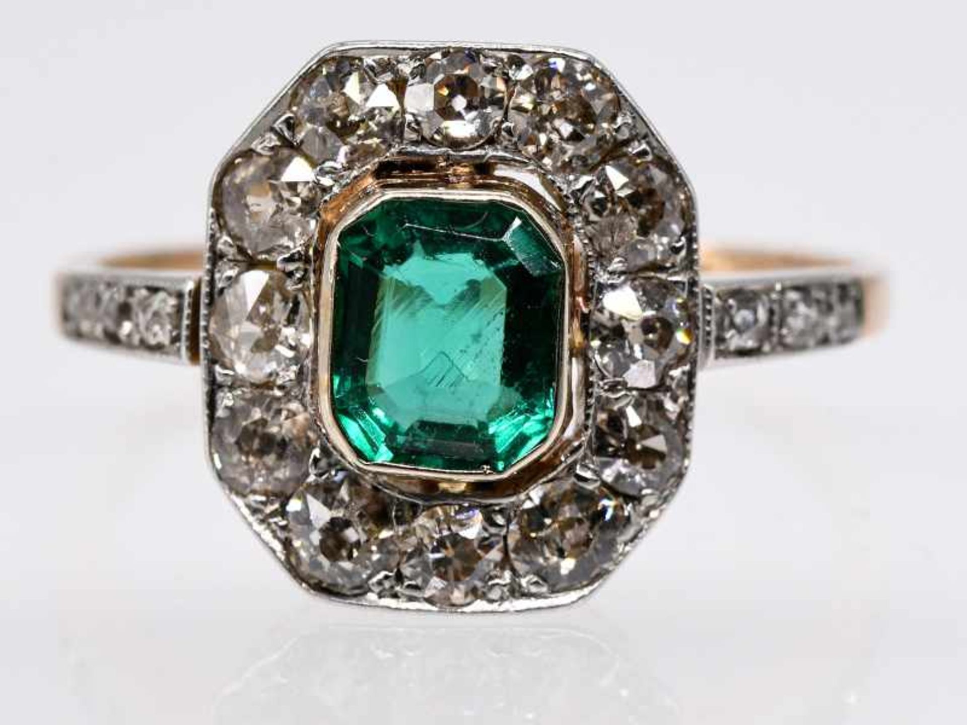 Antiker Ring mit Smaragd ca. 0,8 ct und 12 Altschliff-Diamanten, zusammen ca. 0,9 ct, Art Deco.