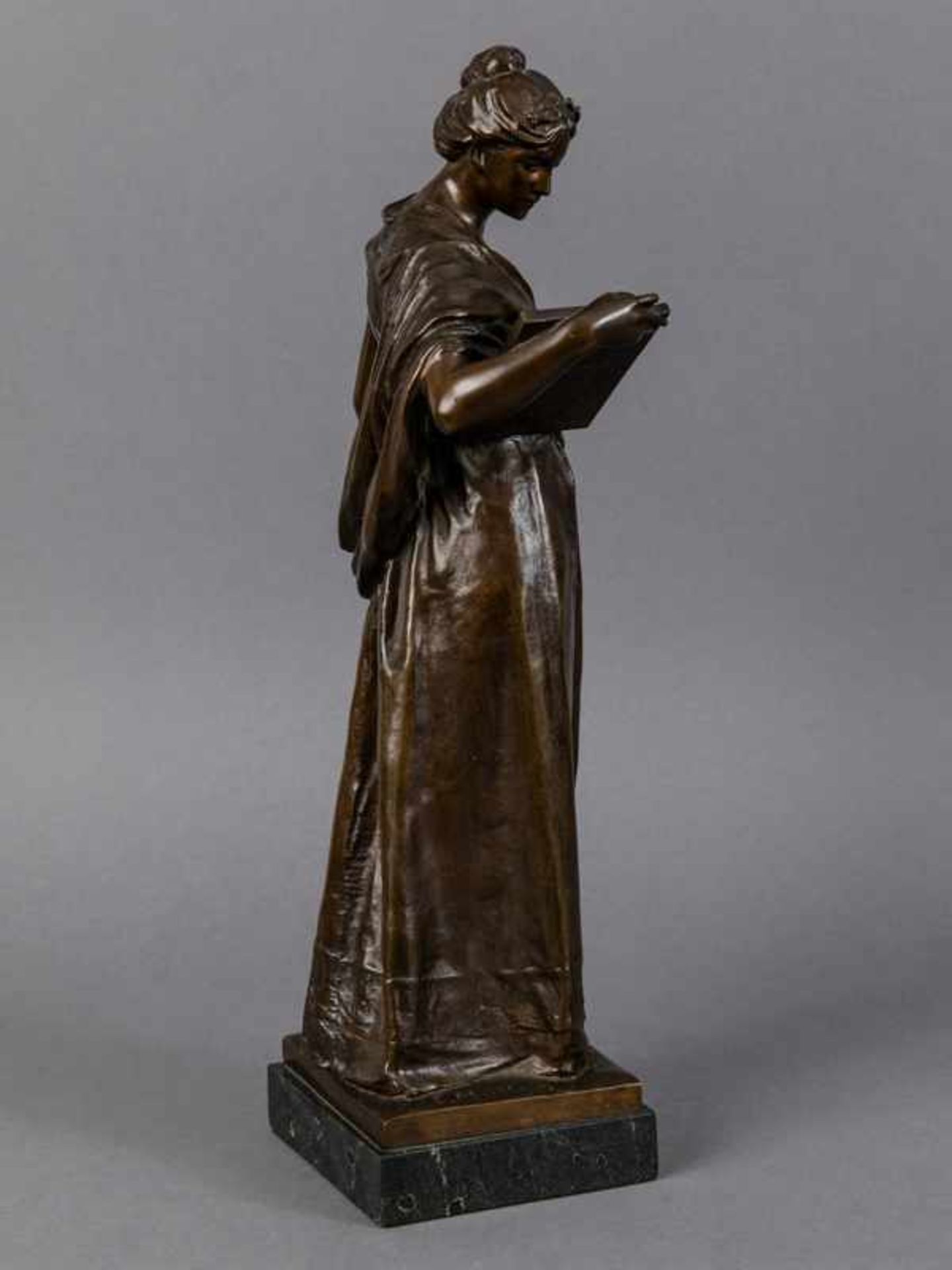 Figurenplastik "Stehende Frau mit Tafel", sign. "E. Müller", H. Noack, (Berlin-)Friedenau, um 1900. - Bild 7 aus 11