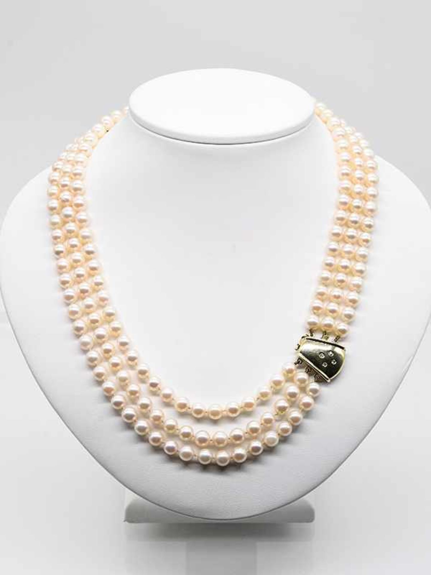 3-reihige Akoya-Perlenkette mit goldener Schließe mit 4 Brillanten, zusammen ca. 0,08 ct, 90-er Jah - Bild 2 aus 2