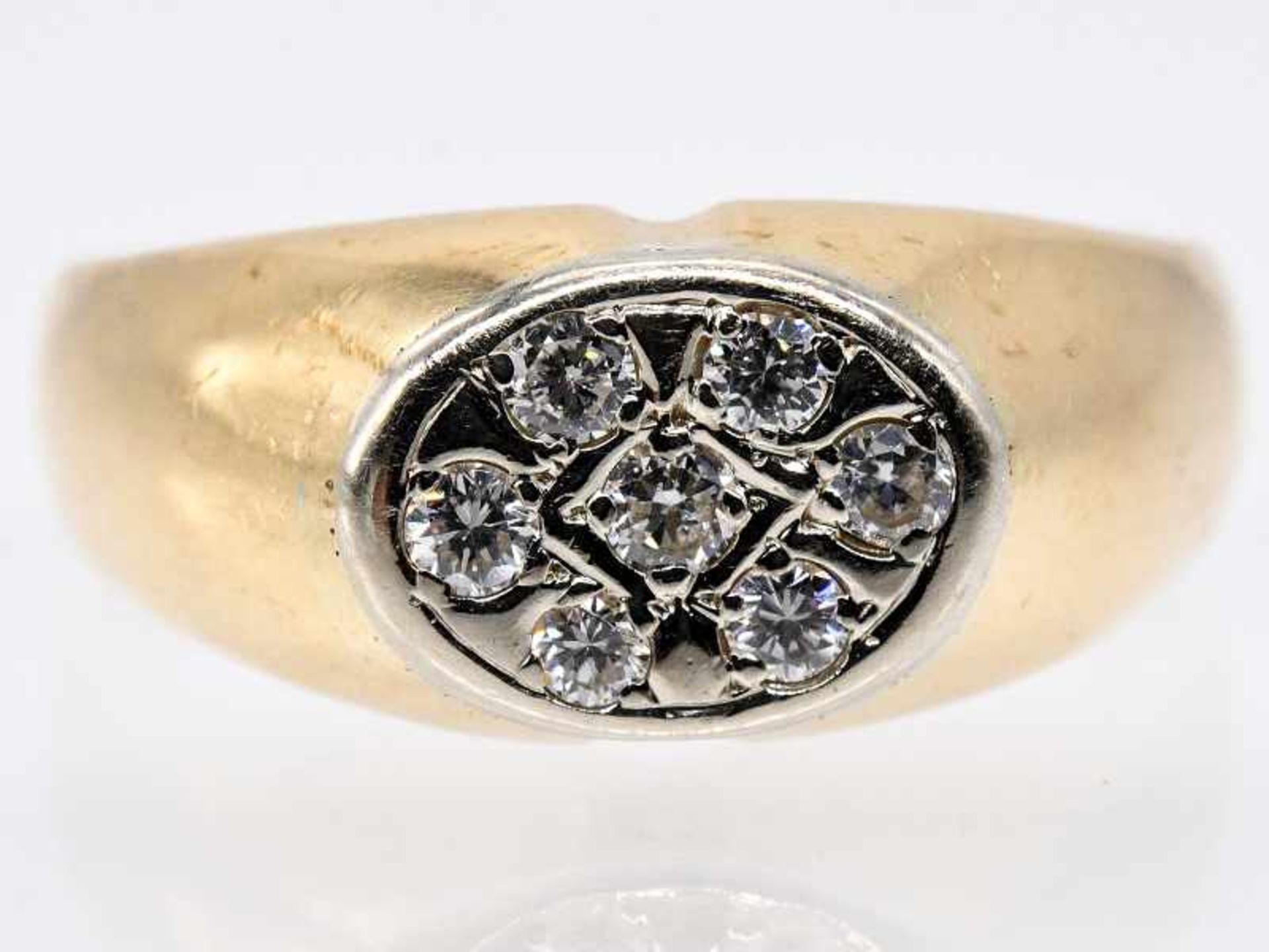 Bandring mit 7 Brillanten, zusammen ca. 0,4 ct, 90-er Jahre. Bandring mit 7 Brillanten, zusammen