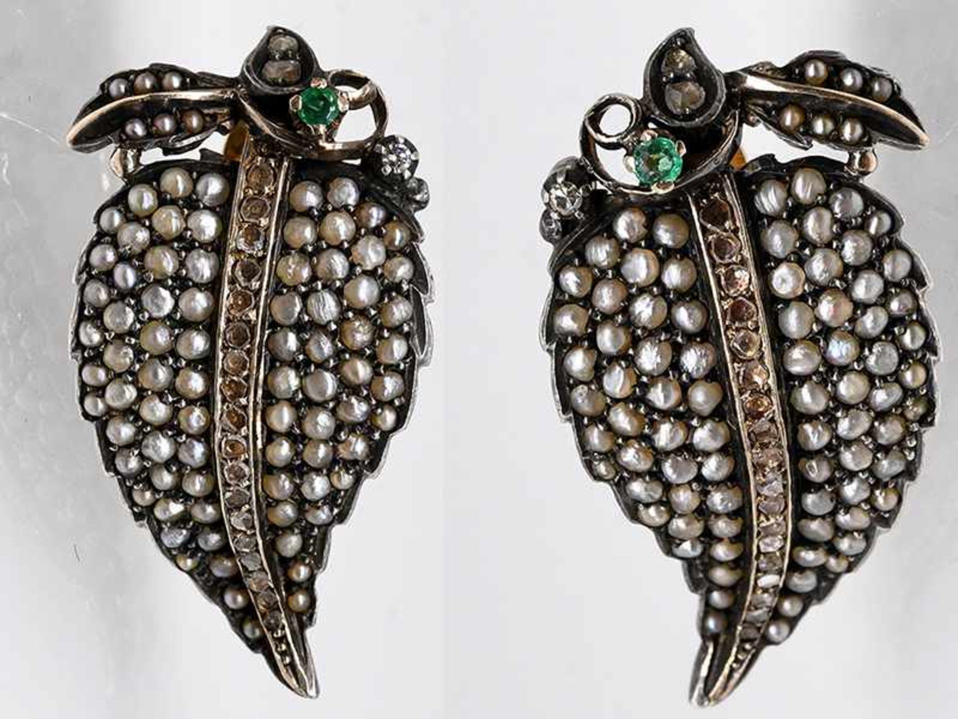 Paar antike Ohrgehänge mit Diamantrosen, Orientperlen und Smaragd, 19. Jh. Paar antike Ohrgehänge