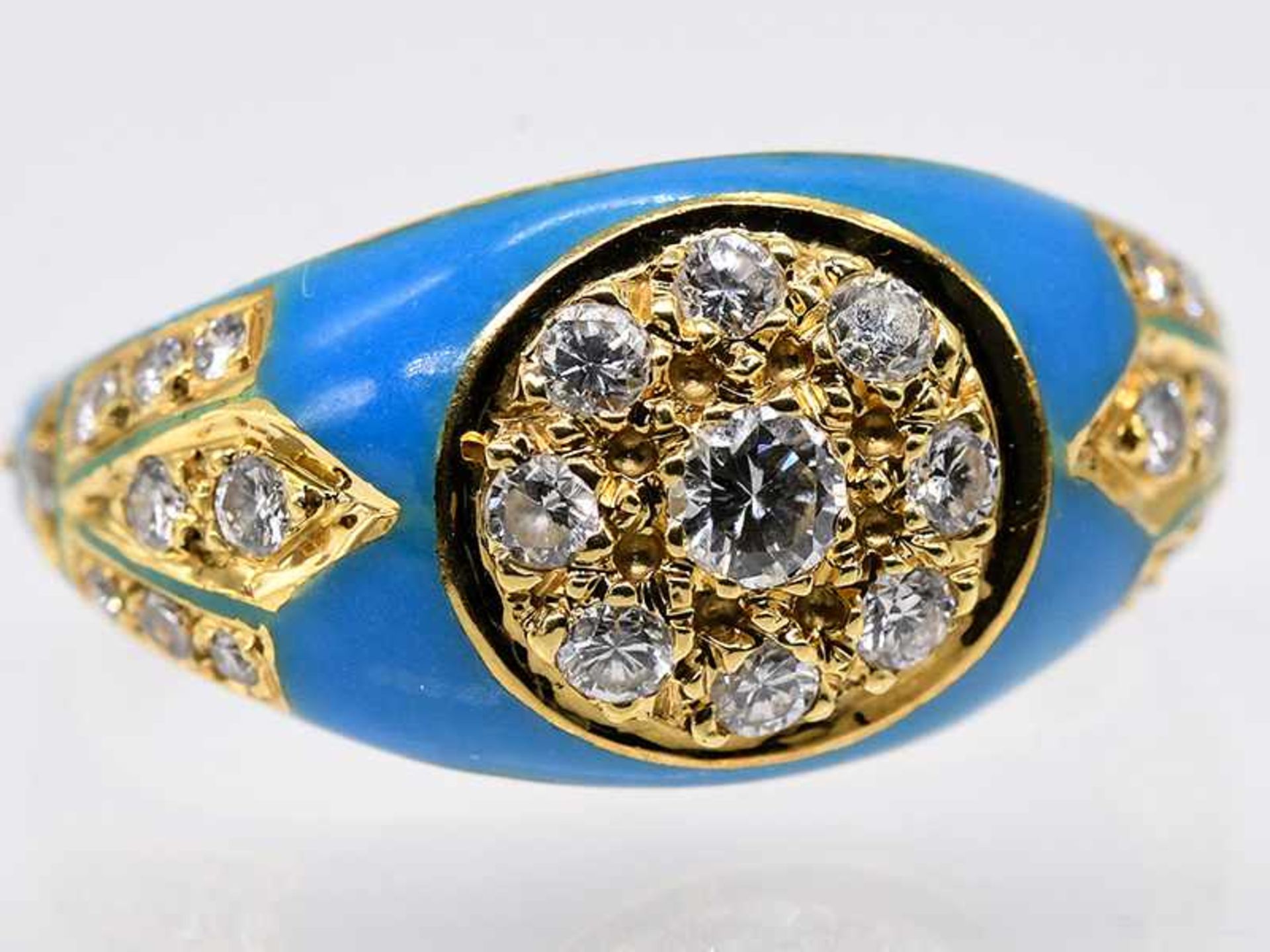 Ring mit türkisfarbener Emaille und 29 kleinen Brillanten, zusammen ca. 0,55 ct, 20. Jh. Ring mit - Bild 2 aus 5