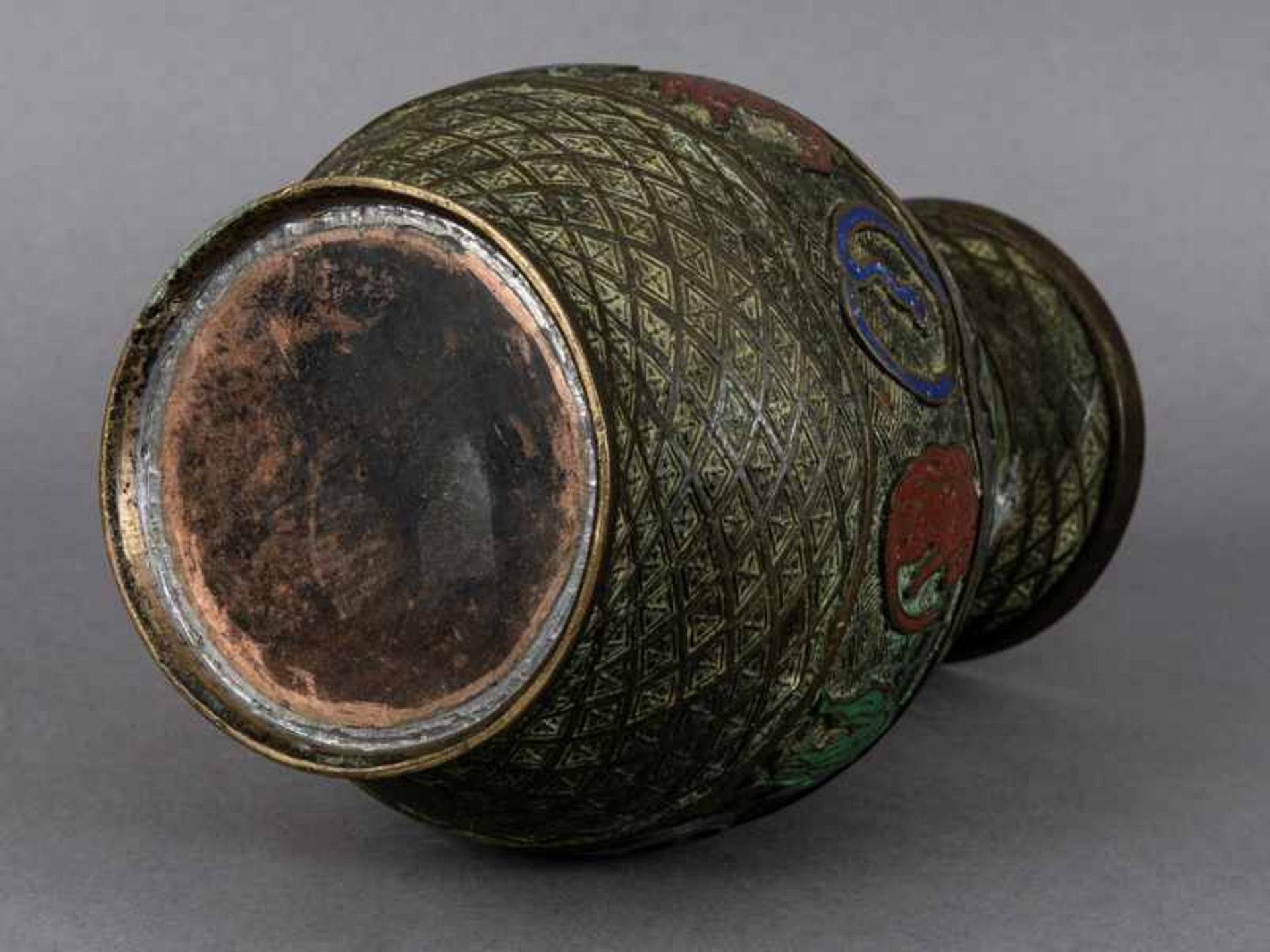 Vase mit Emaille-Cloisonné-Dekor, China, wohl 19. Jh. Vase mit Emaille-Cloisonné-Dekor, China, wohl - Bild 4 aus 4