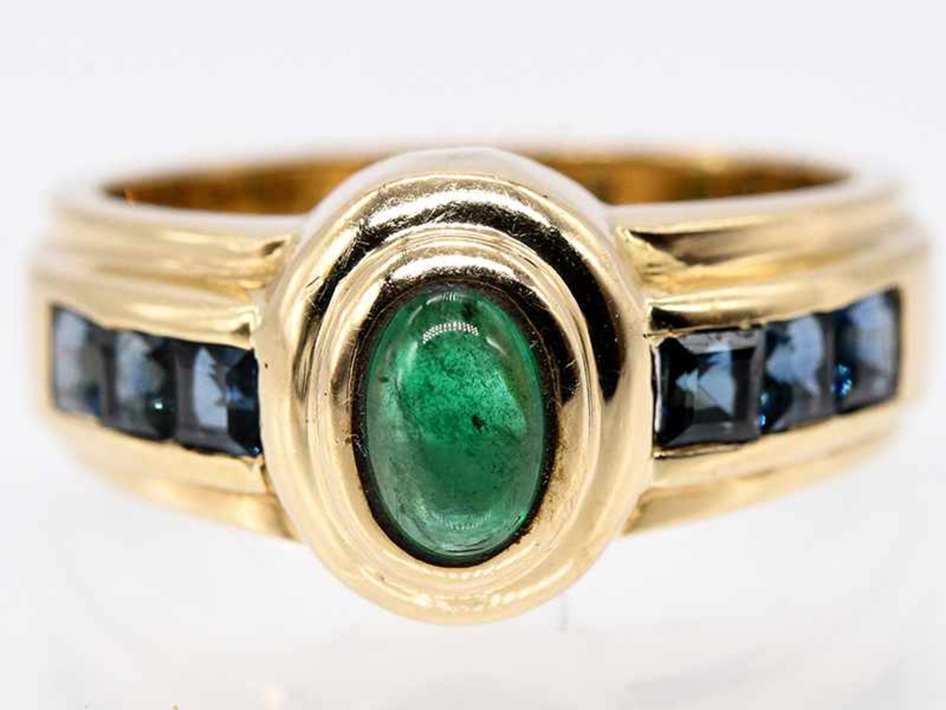 Ring mit Smaragd-Cabochon und 6 Saphire-Carrees, 90-er Jahre. Ring mit Smaragd-Cabochon und 6