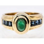 Ring mit Smaragd-Cabochon und 6 Saphire-Carrees, 90-er Jahre. Ring mit Smaragd-Cabochon und 6