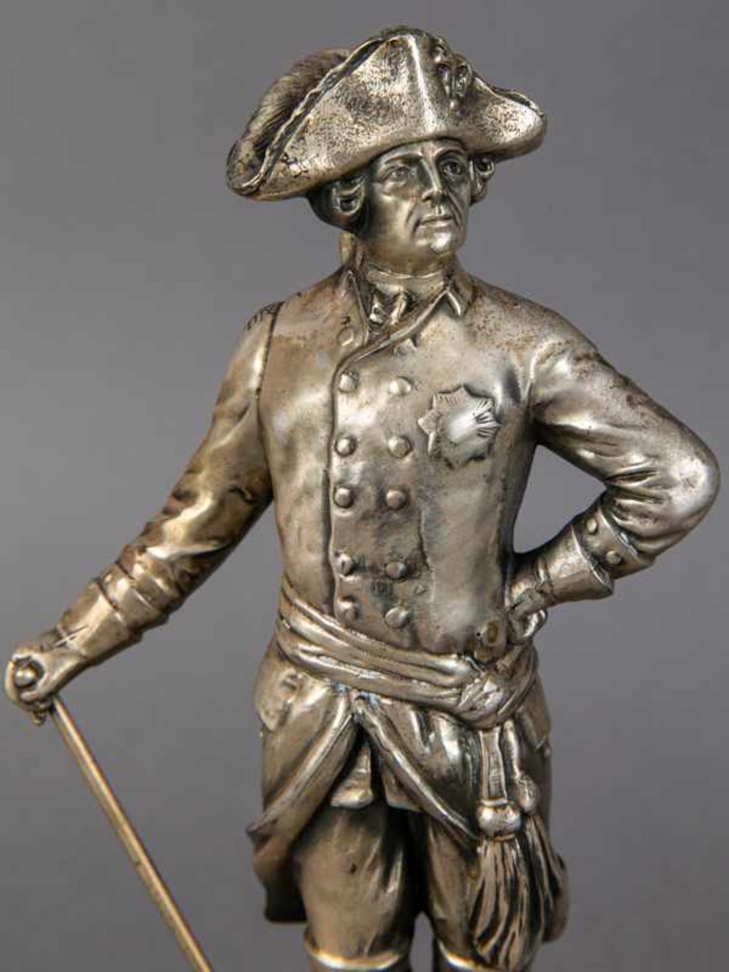 Statuette "König Friedrich II. (der Große) von Preußen", wohl 1. Hälfte 20. Jh. Statuette "König - Bild 2 aus 8