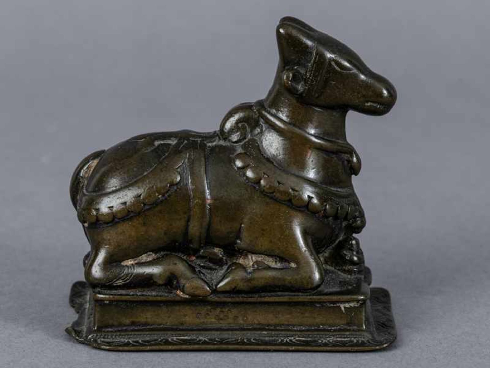 Nandi-Plastik, Indien, 18. Jh. Nandi-Plastik, Indien, 18. Jh. Bronze; auf Rechtecksockel mit - Bild 5 aus 7