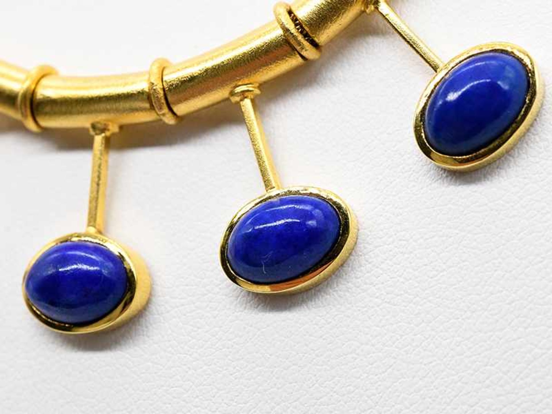 Collier mit 5 Lapislazuli-Cabochons, Goldschmiedearbeit, 90-er Jahre. Collier mit 5 Lapislazuli- - Image 3 of 5