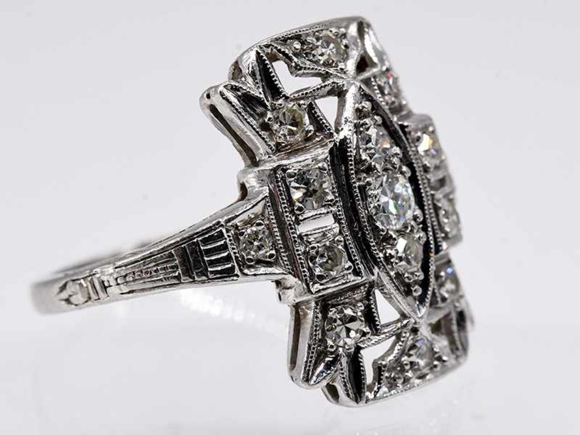 Ring mit 15 Altschliff-Diamanten, zusammen ca. 0,2 ct, Art Deco. Ring mit 15 Altschliff-Diamanten, - Image 2 of 6