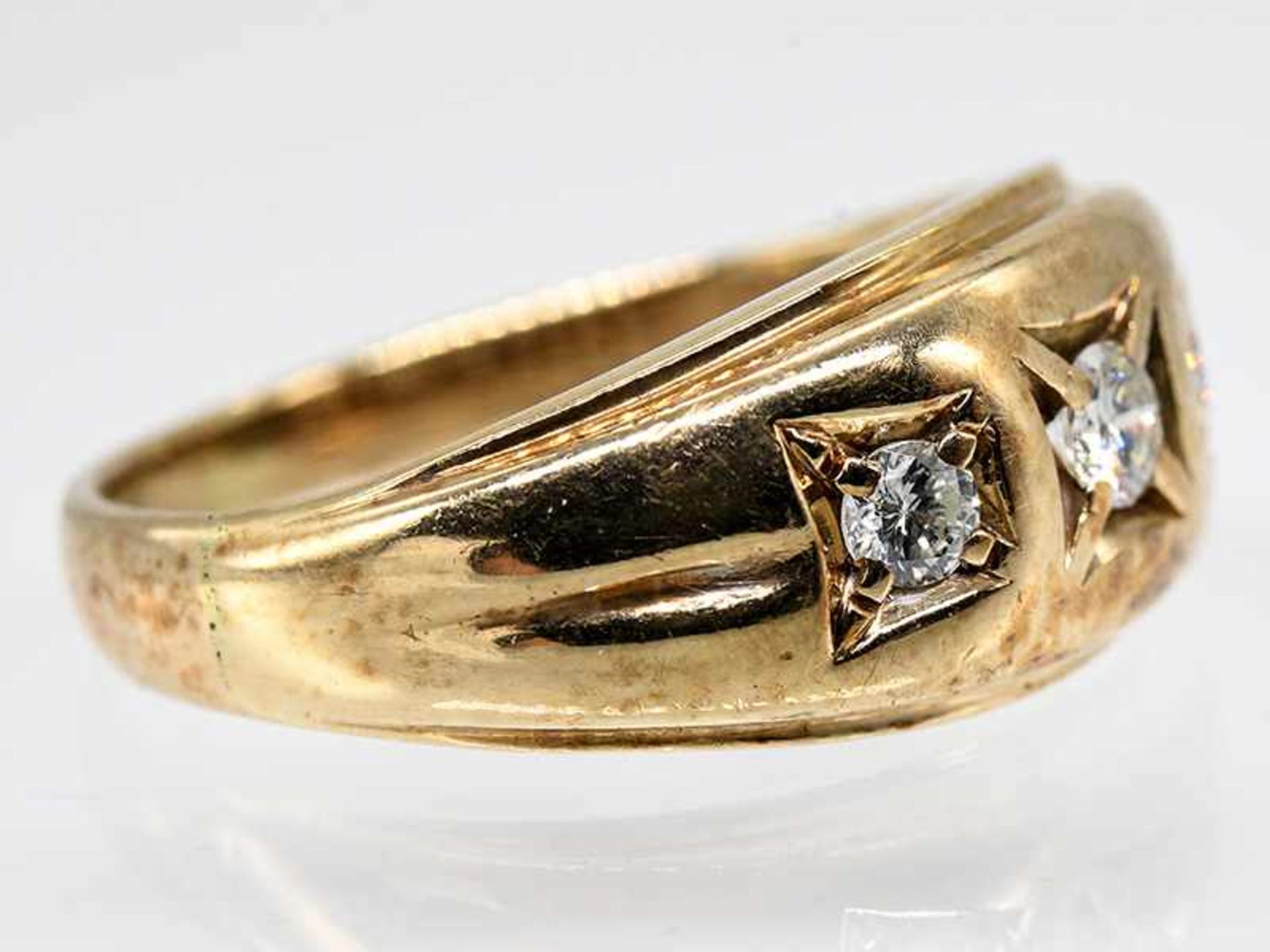 Bandring mit drei Brillanten, zusammen ca. 0,4 ct, 70- Jahre. Bandring mit drei Brillanten, - Bild 2 aus 3